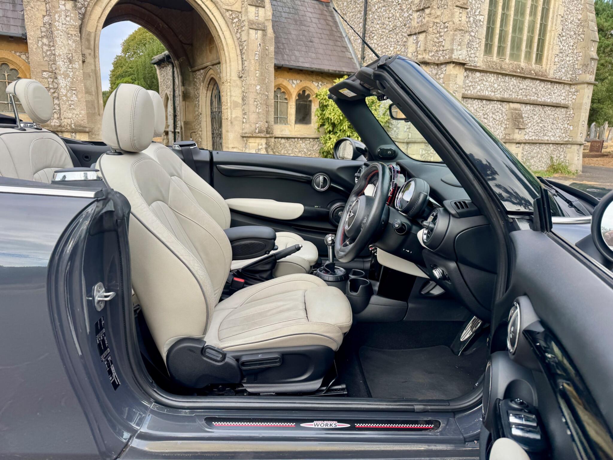 Mini Convertible view 38