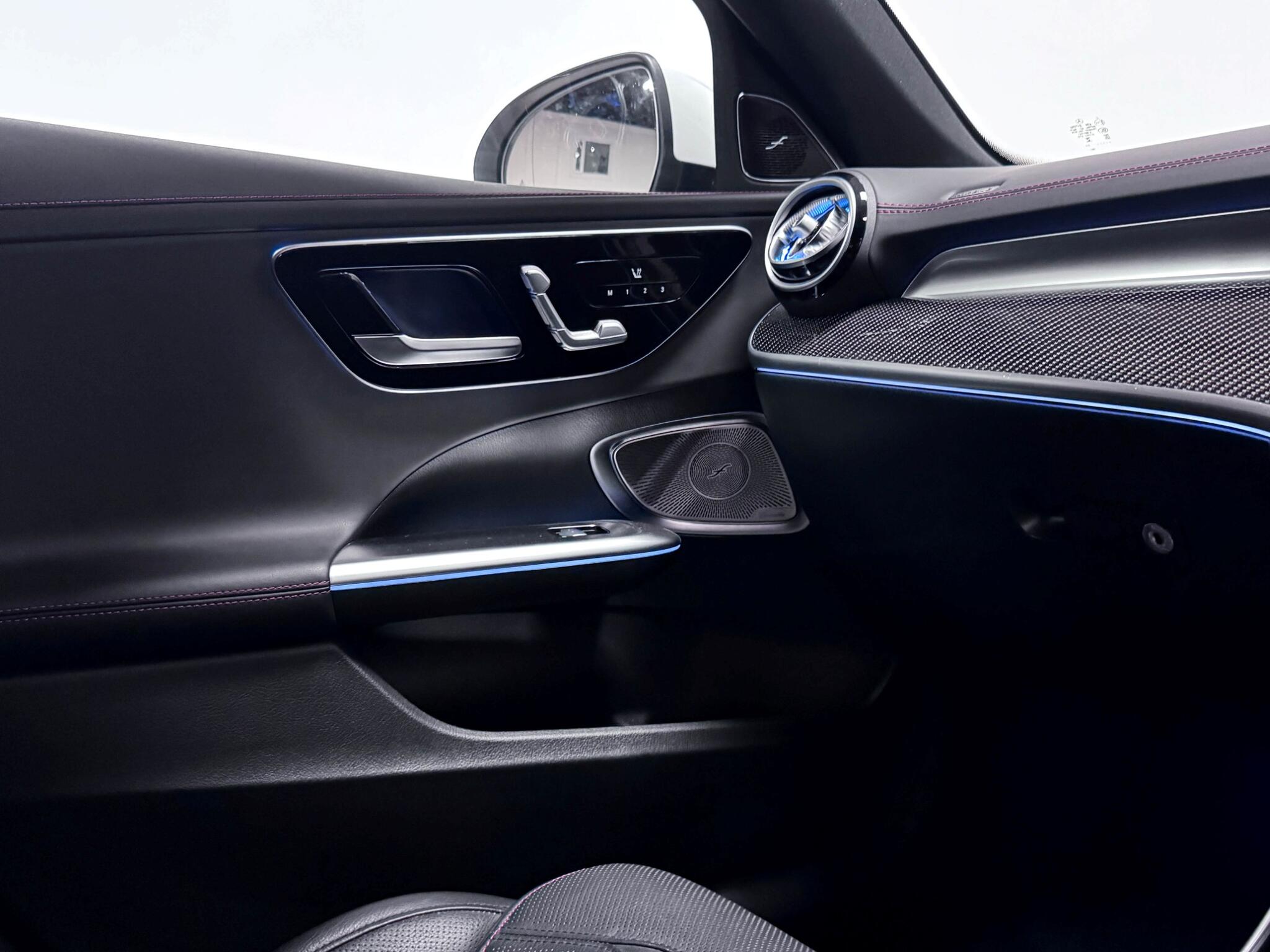 Mercedes-Benz C-Class view 36