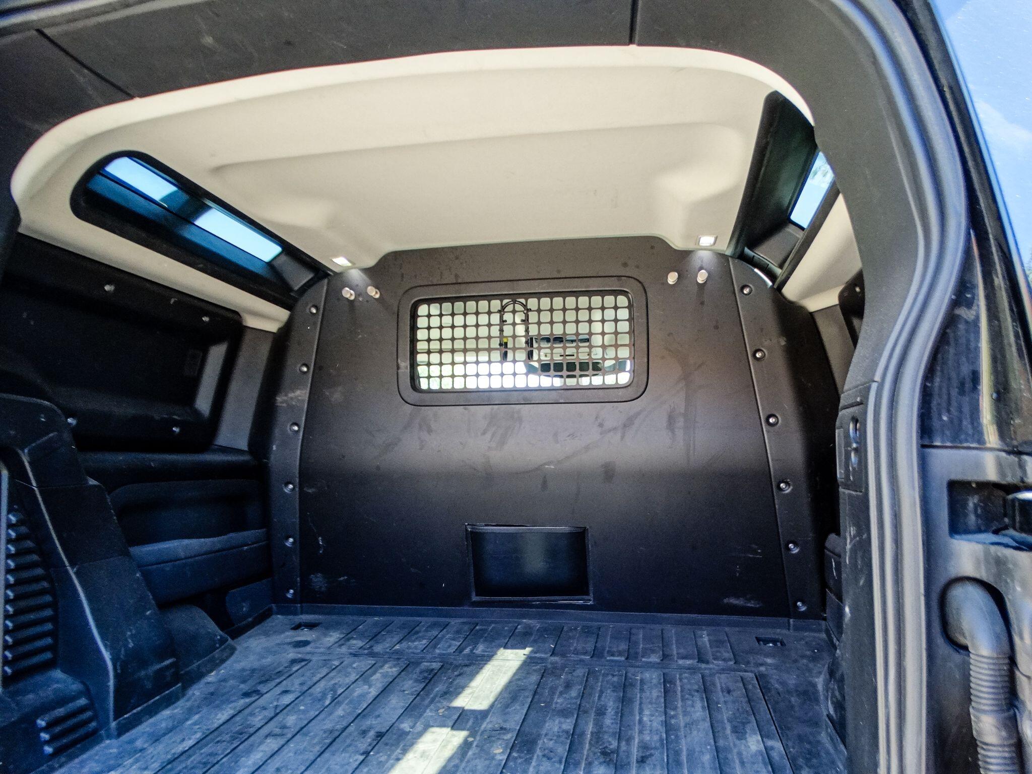 Land Rover Defender 90 view 11
