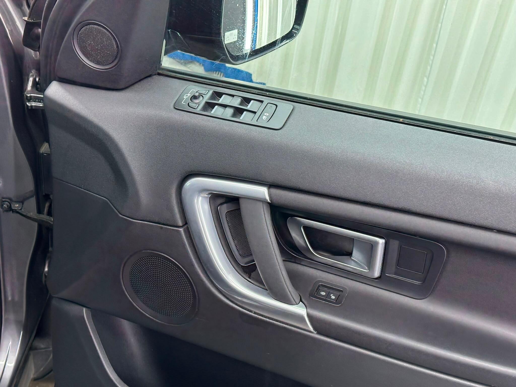 Land Rover Discovery Sport view 45