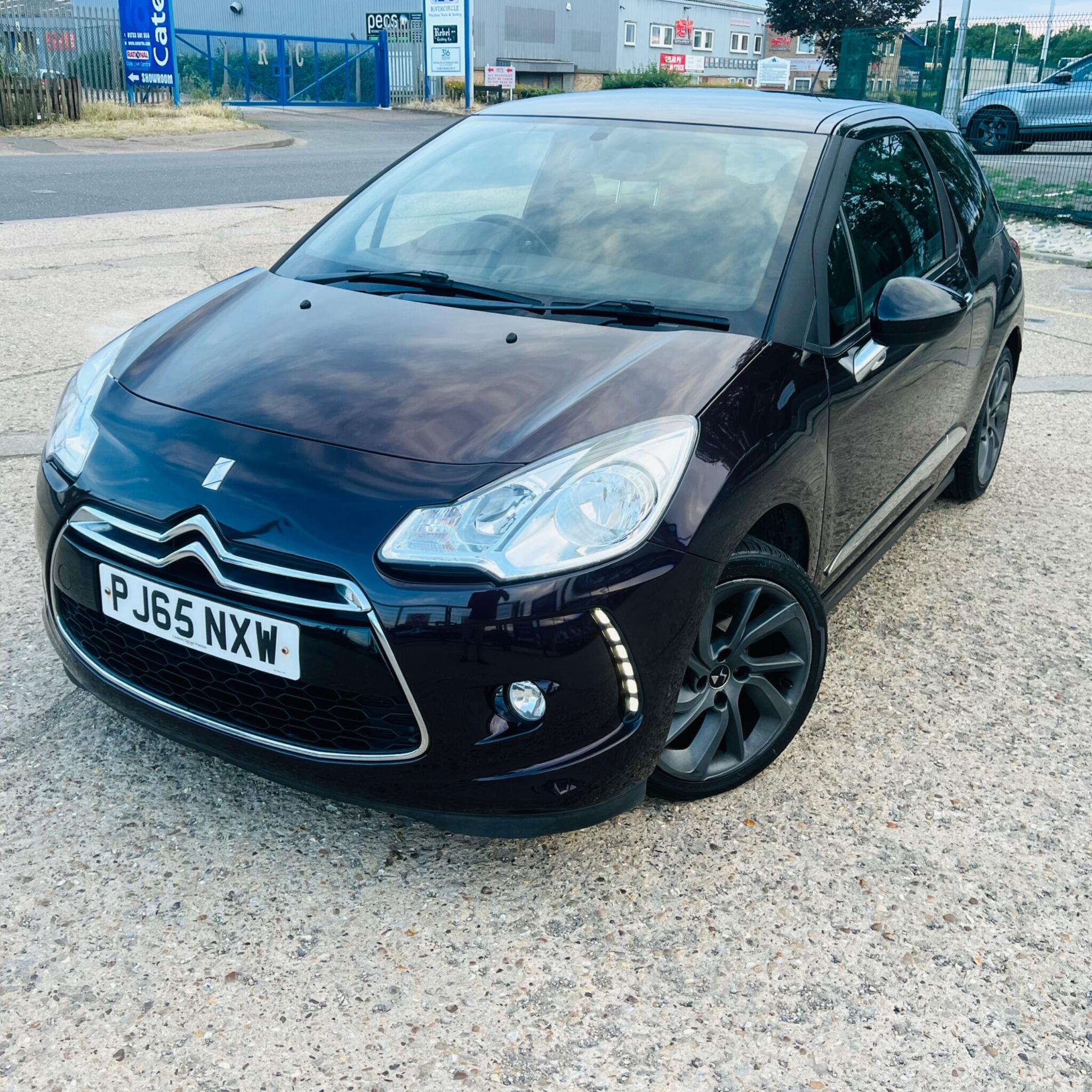 DS Automobiles DS 3 view 2