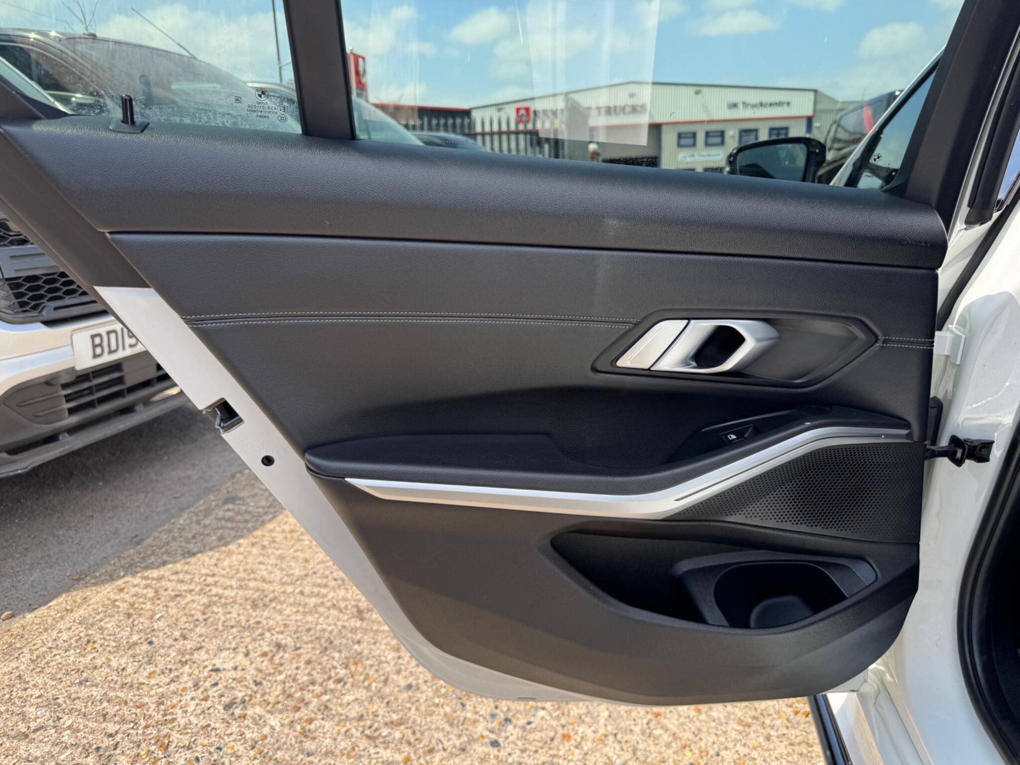 BMW 3 Series view 35