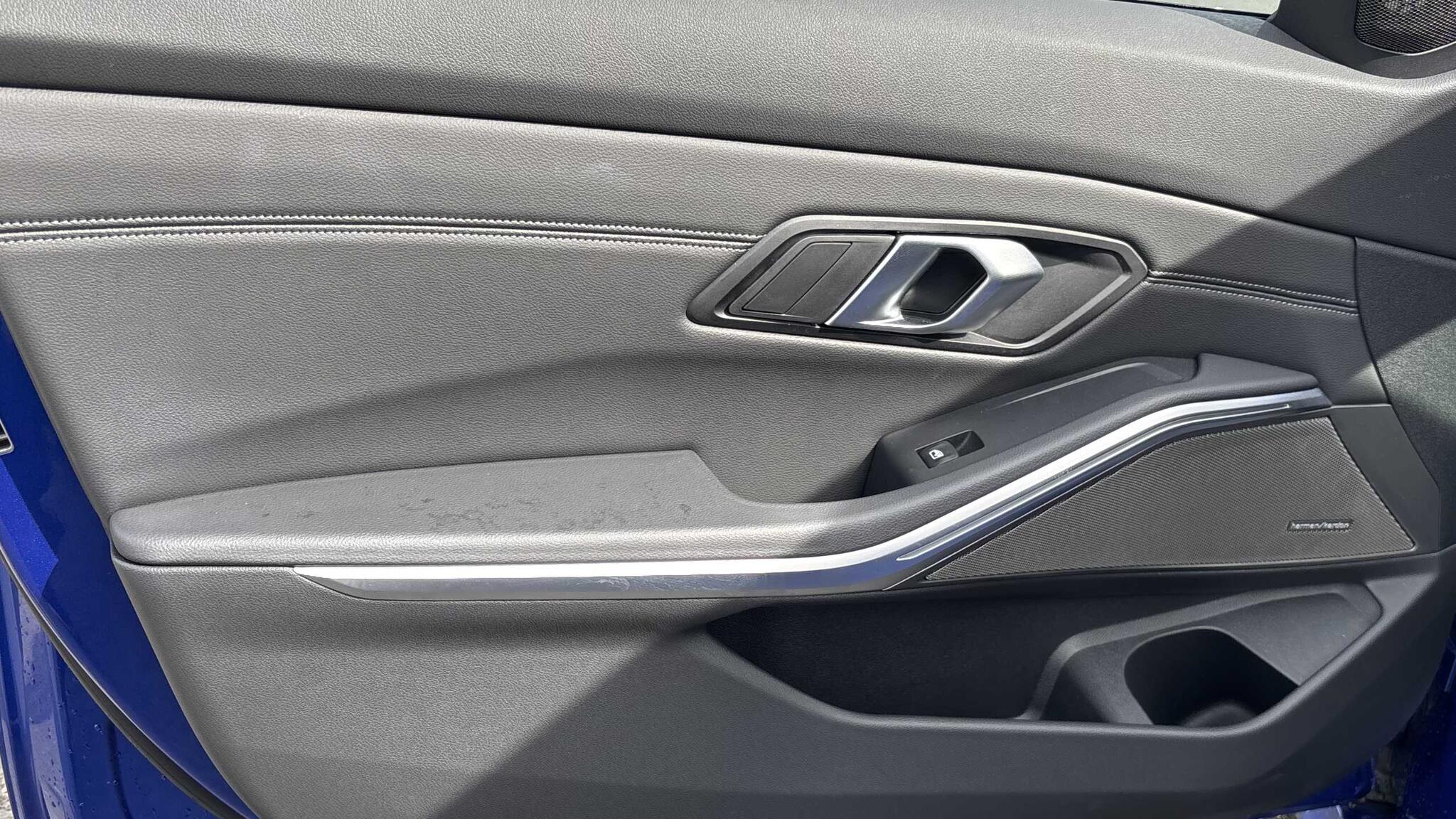 BMW 3 Series view 25
