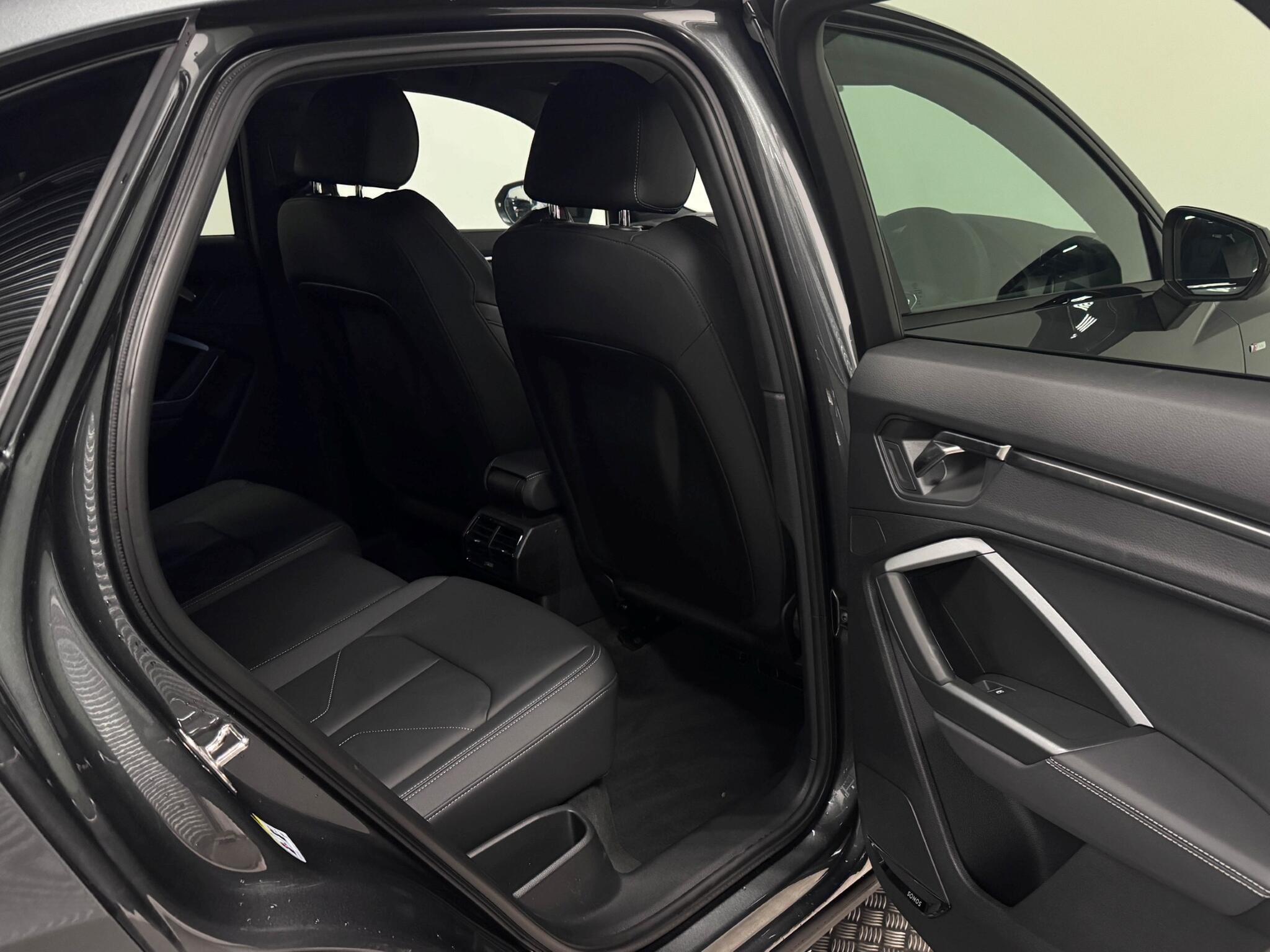 Audi Q3 view 22