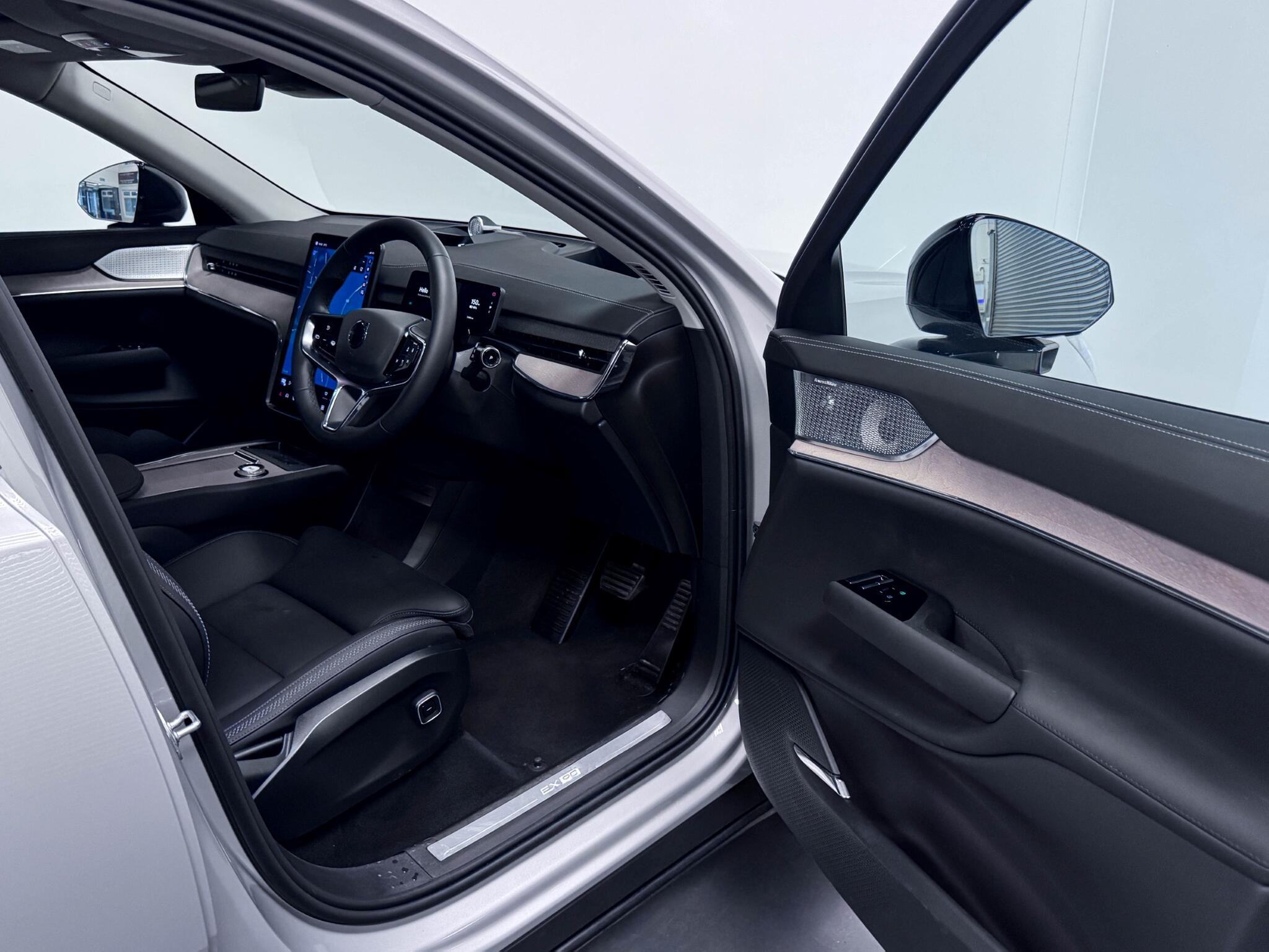 Volvo Ex90 view 29