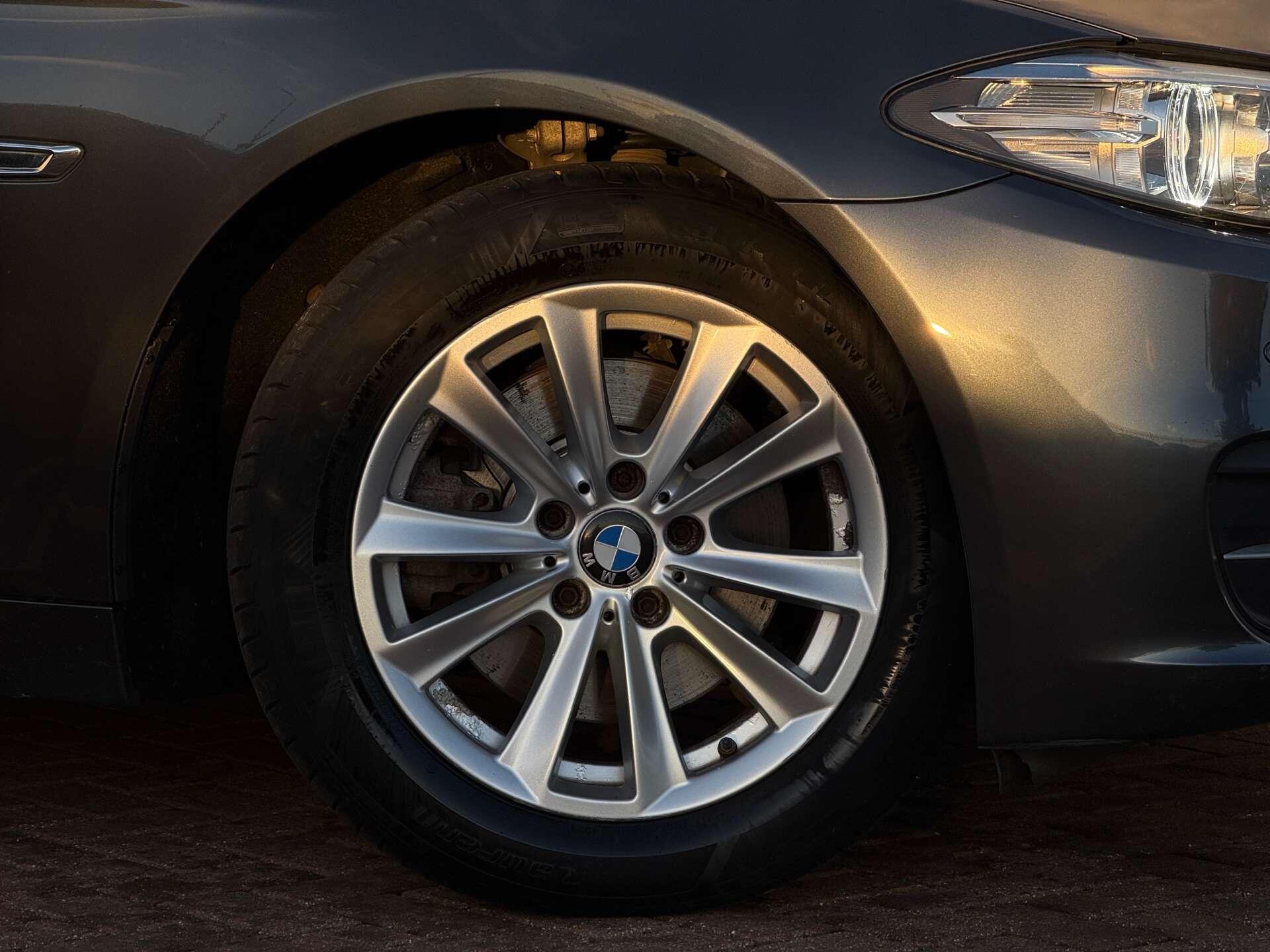 BMW 5 Series view 10