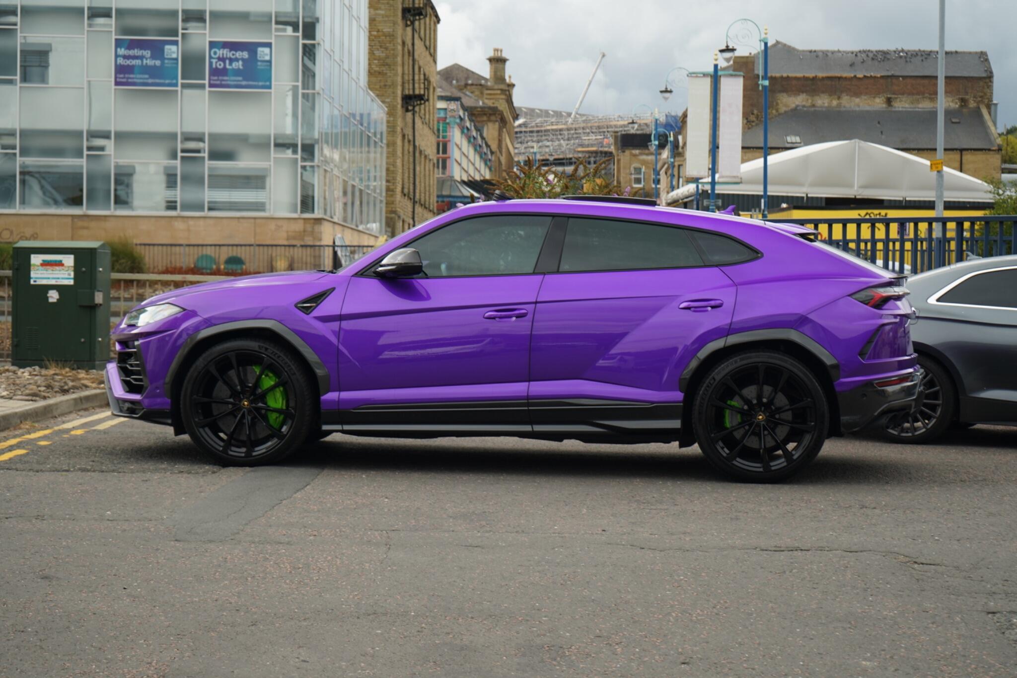 Lamborghini Urus view 7