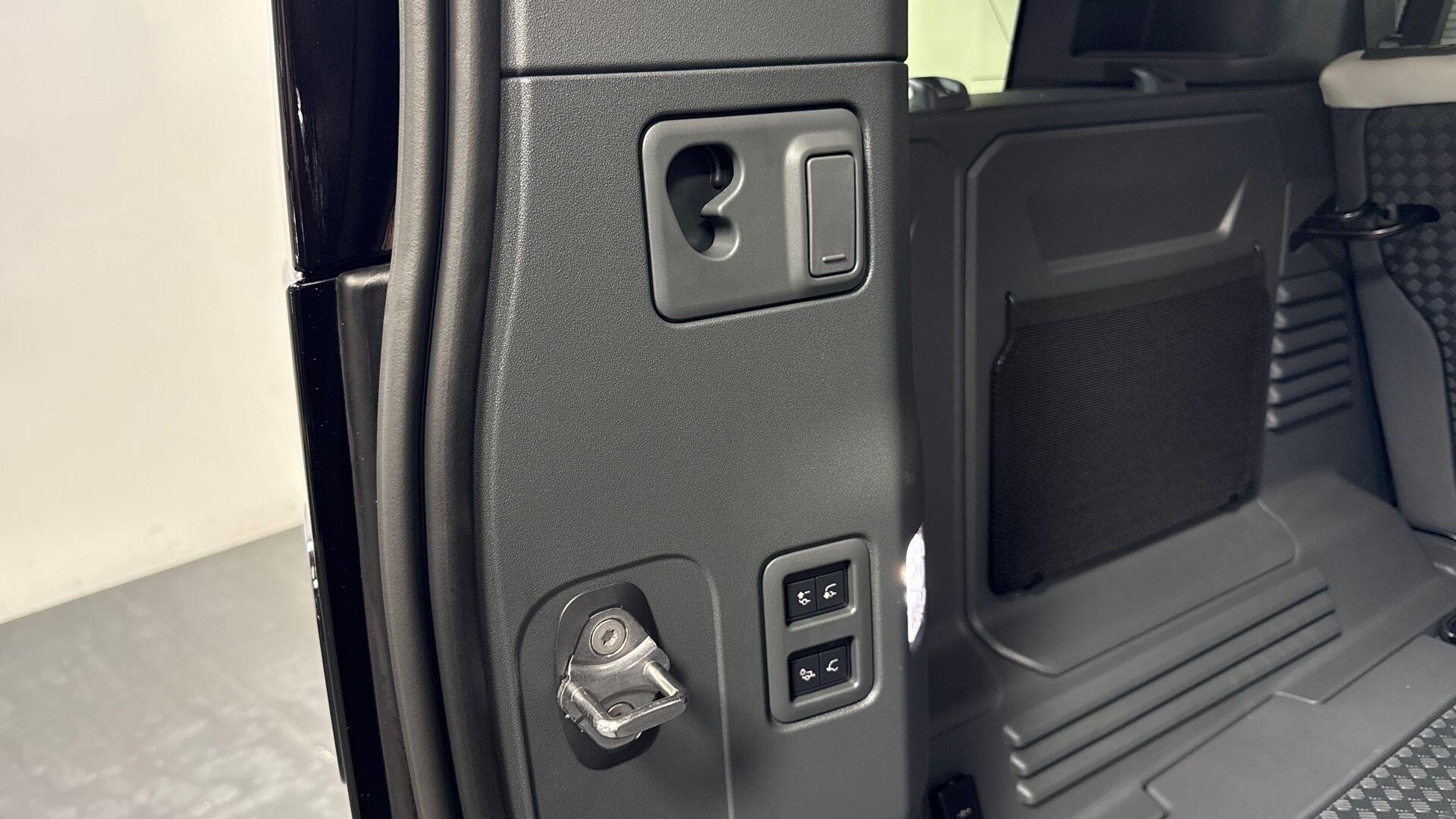 Land Rover Defender view 26