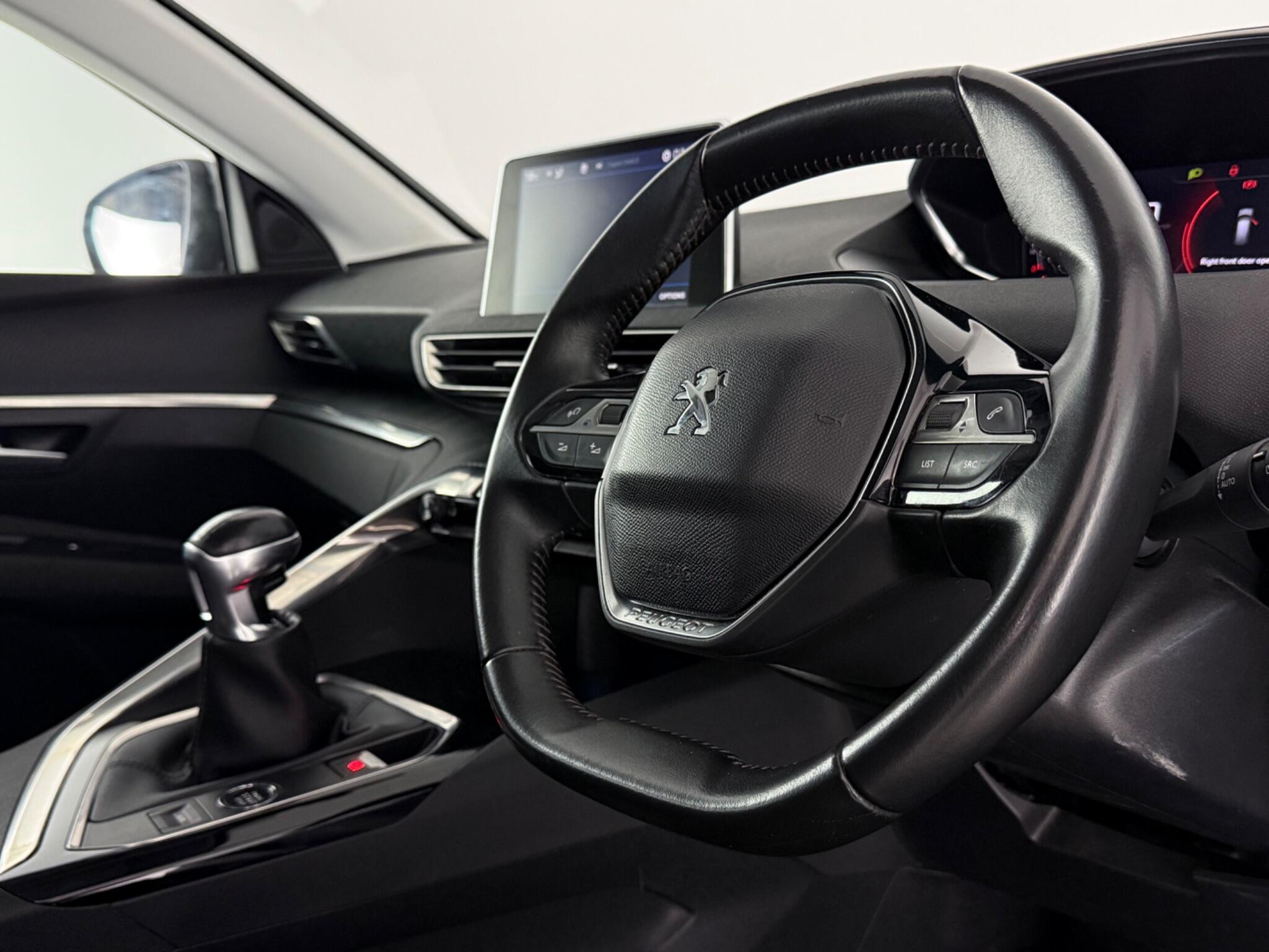 Peugeot 5008 view 3