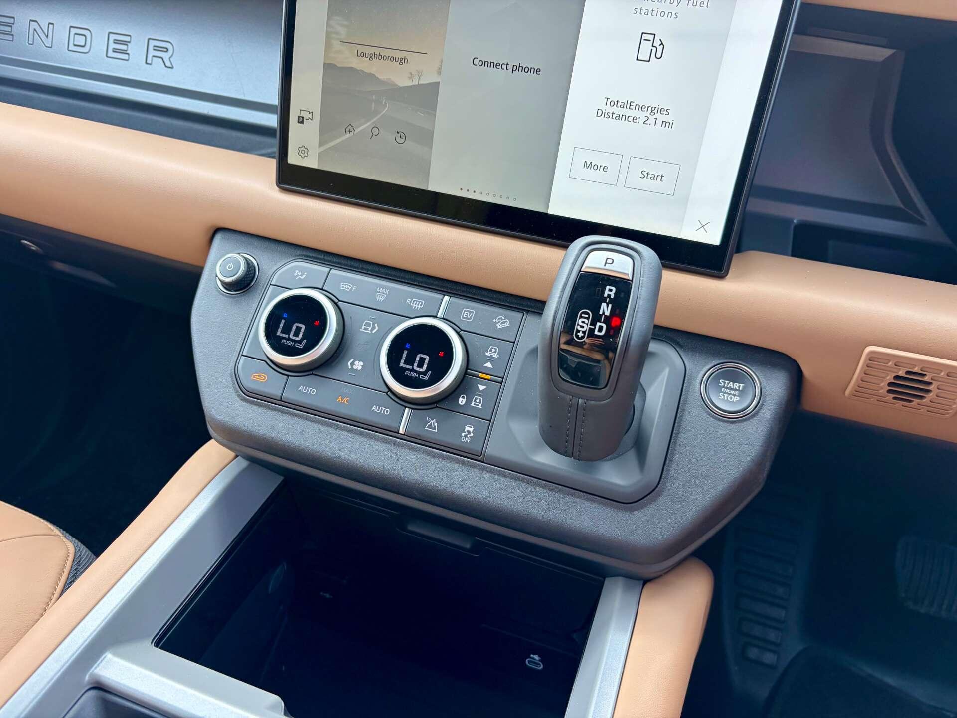 Land Rover Defender 110 view 47