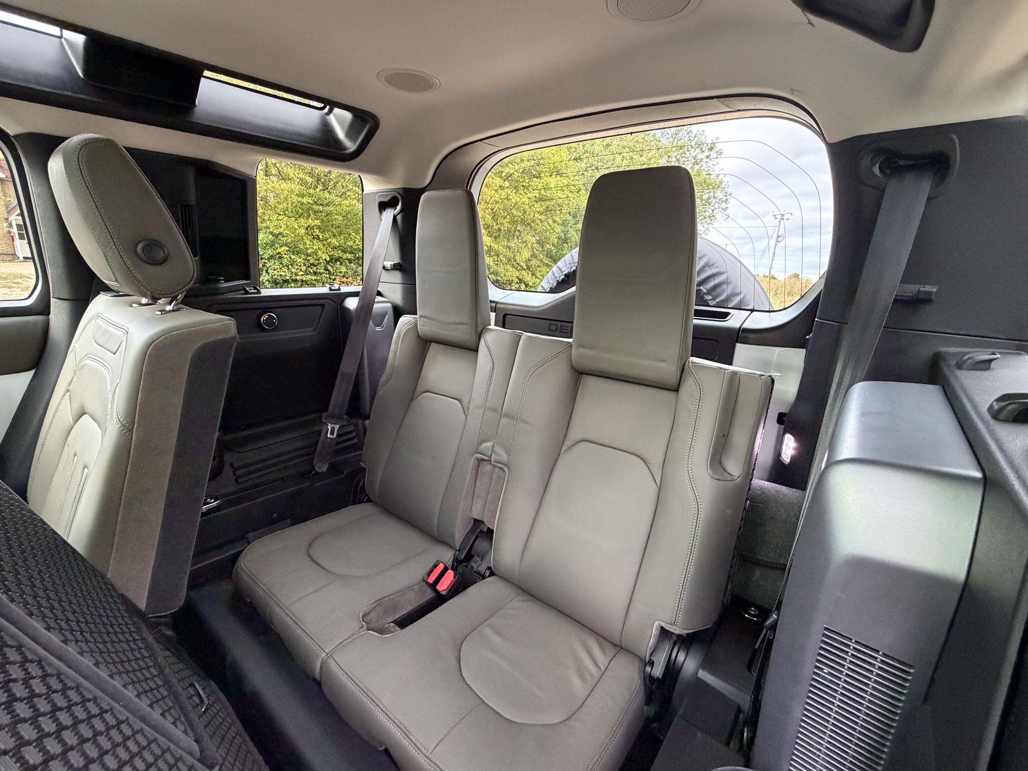 Land Rover Defender 110 view 19