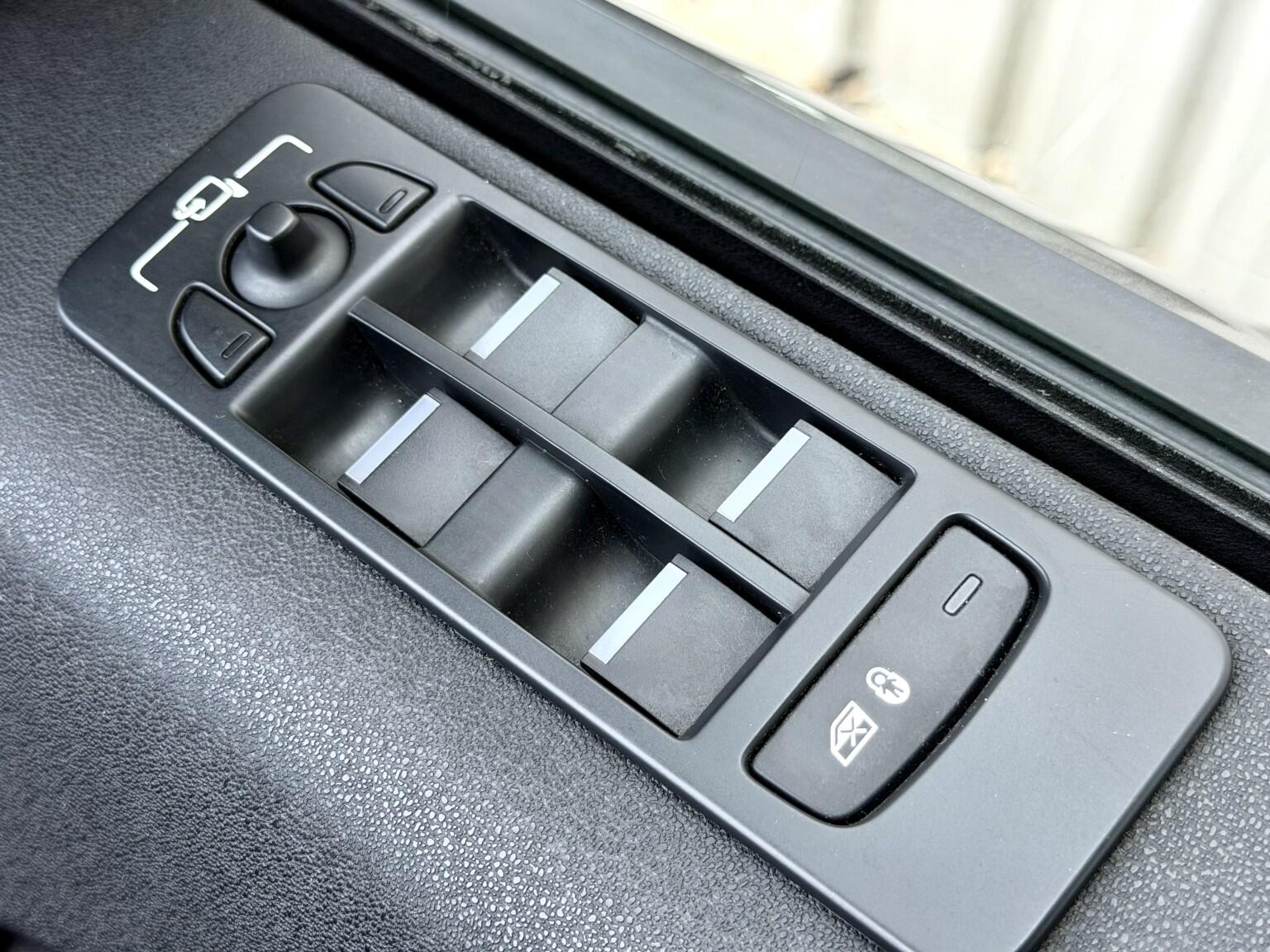 Land Rover Discovery Sport view 27