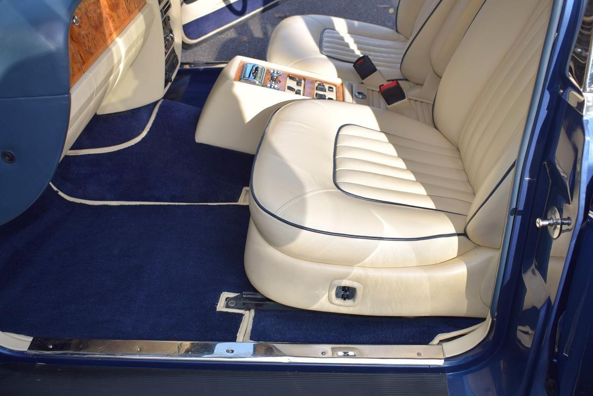 Rolls-Royce Silver Spirit view 18
