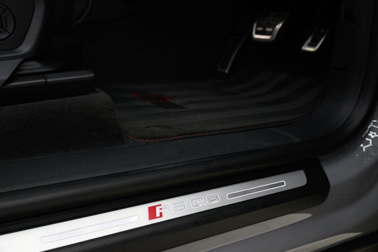 Audi RS Q8 view 21