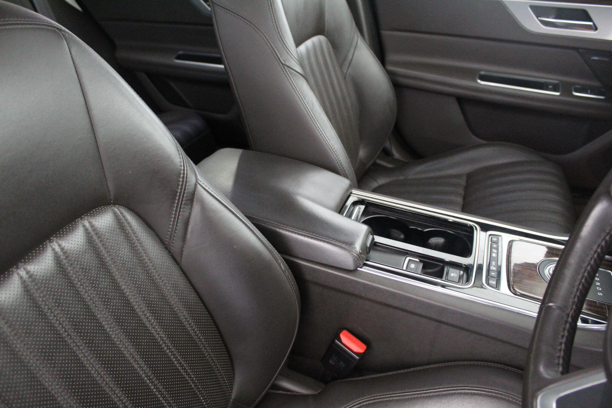 Jaguar XF view 43