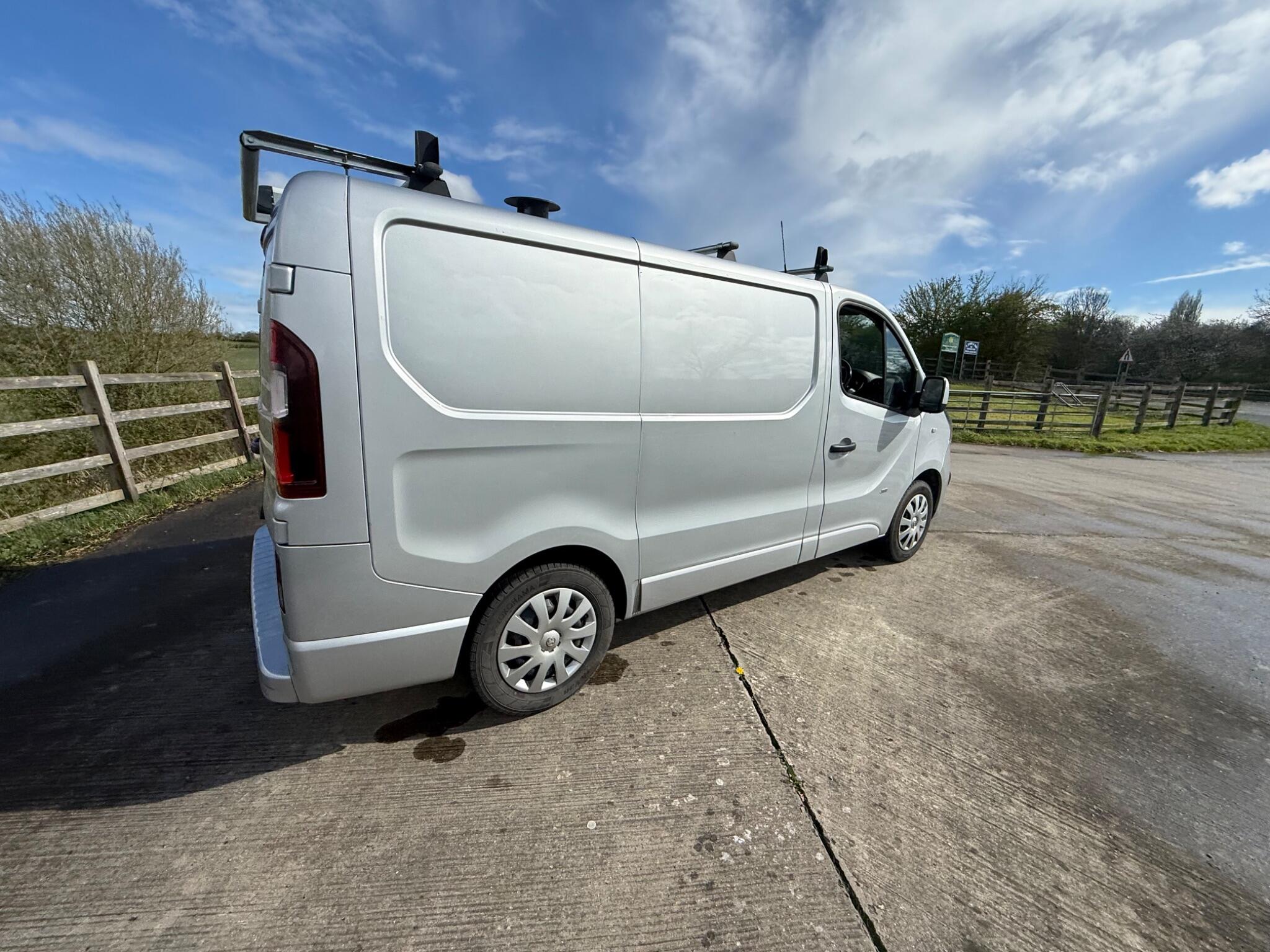 Vauxhall Vivaro 1.6 CDTi 2900 BiTurbo Sportive L1 H1 Euro 6 (s/s) 5dr — photo 29 of 98