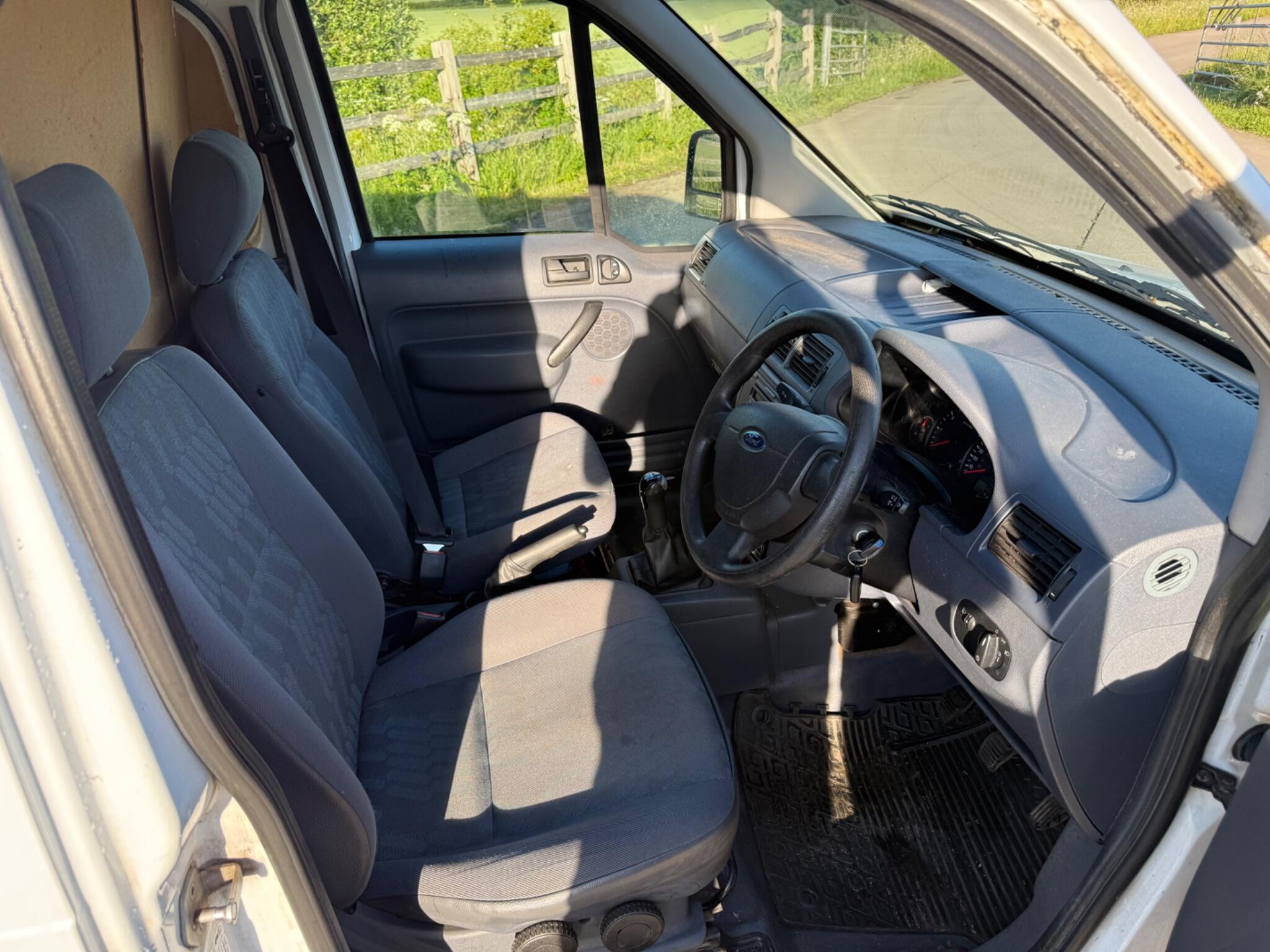 Ford Transit Connect 1.8 TDCi T200 LX L1 H1 4dr — photo 31 of 86