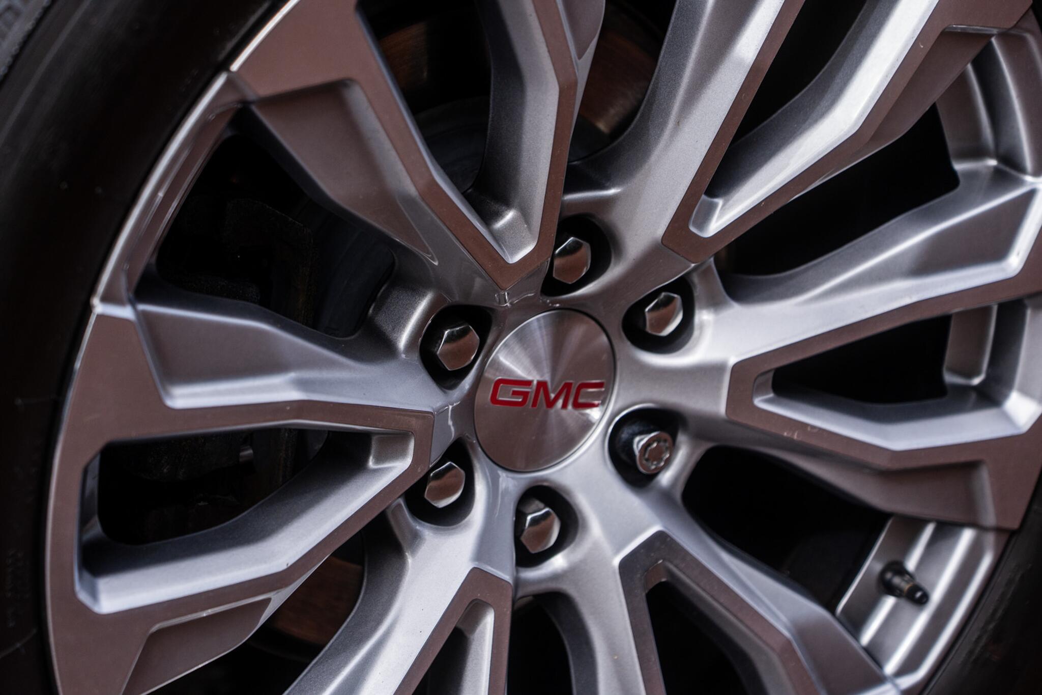 GMC Yukon view 8