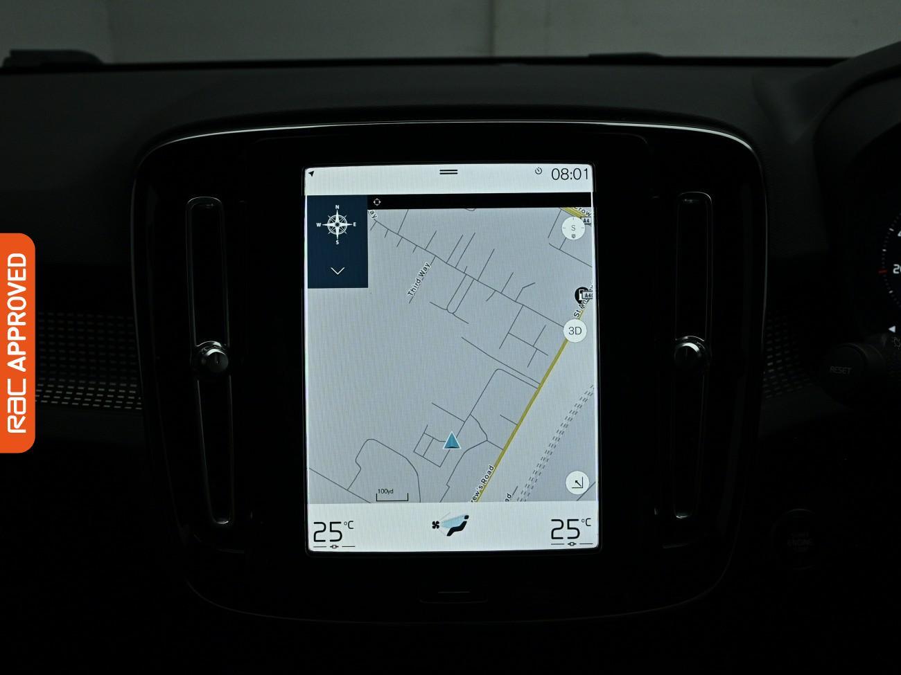 Volvo XC40 view 3