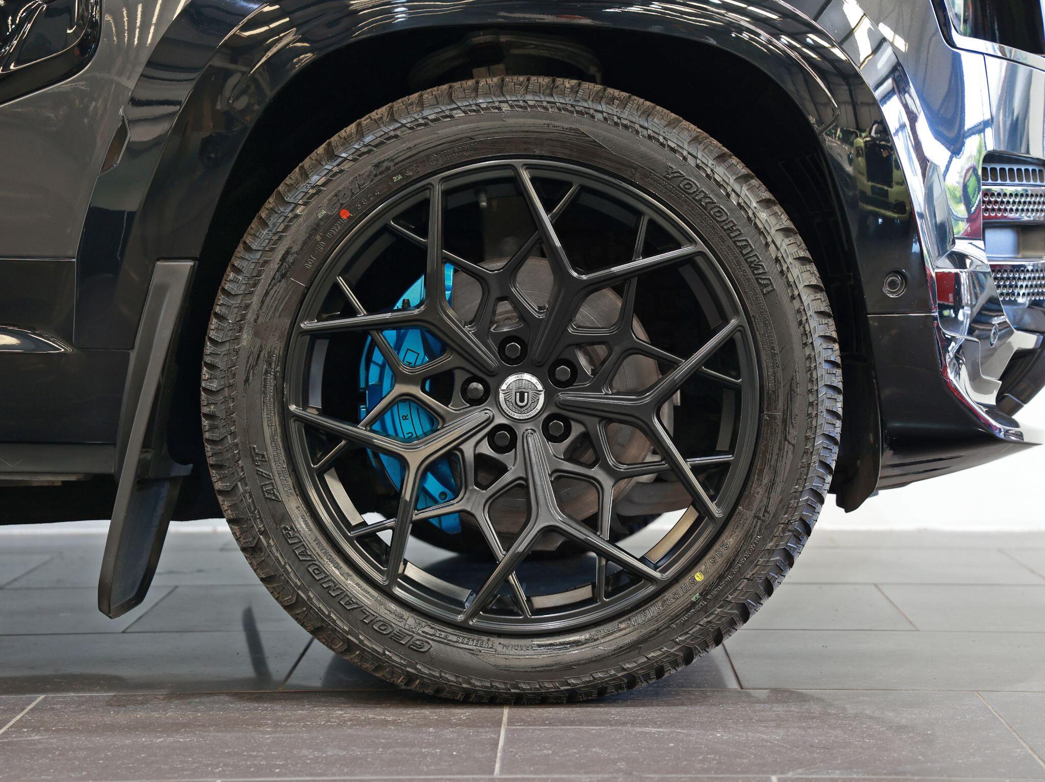 Land Rover Defender view 7