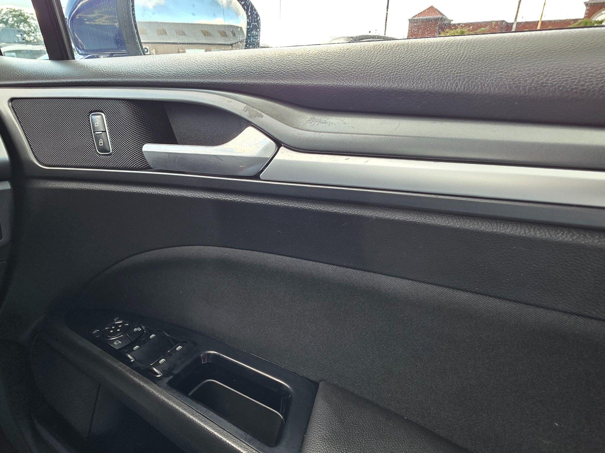 Ford Mondeo view 37