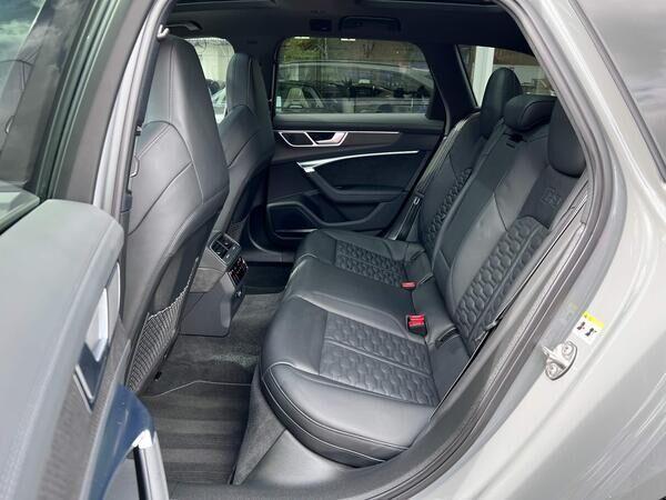 Audi RS6 Avant view 9
