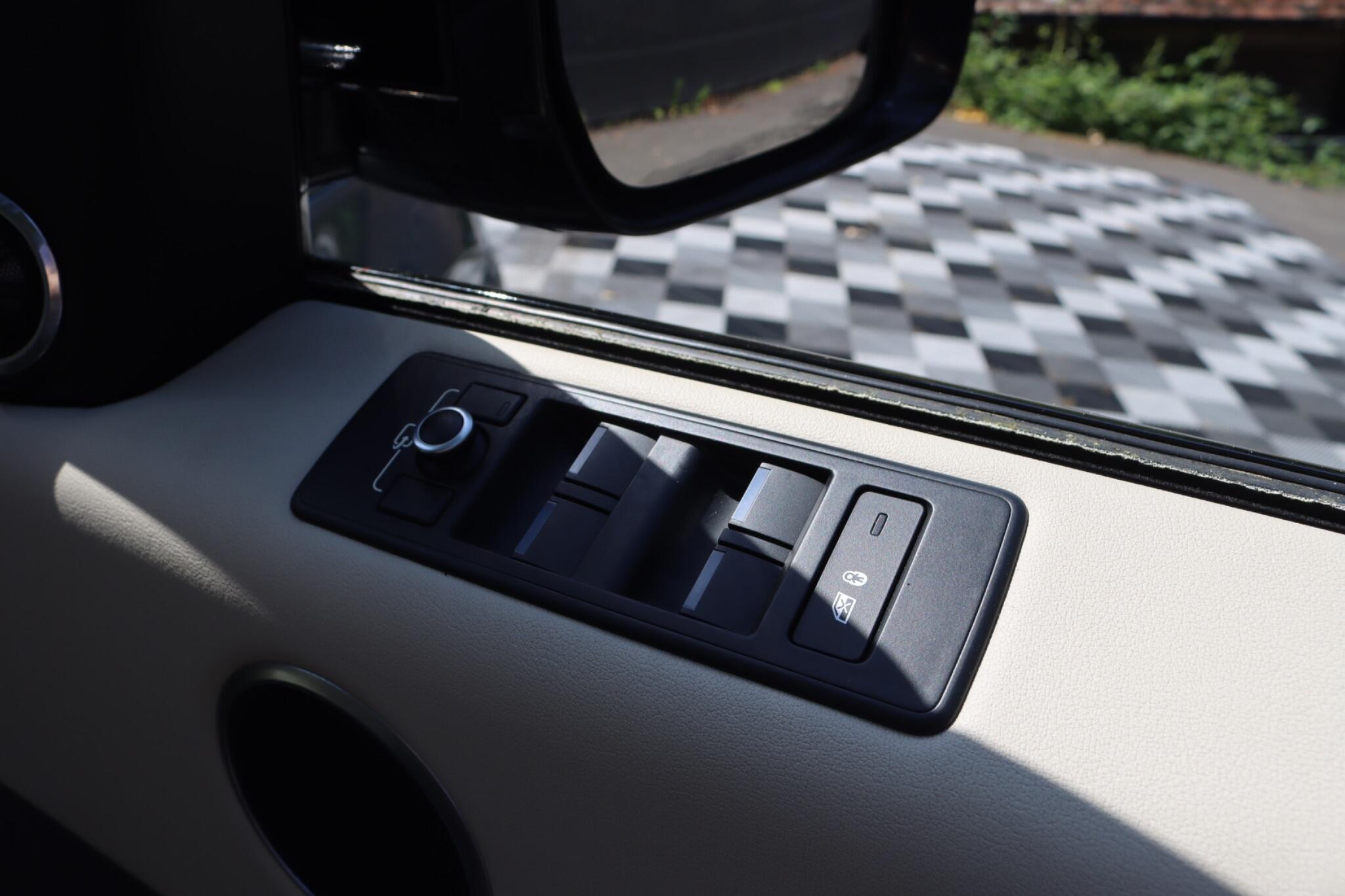 Land Rover Range Rover Sport view 40