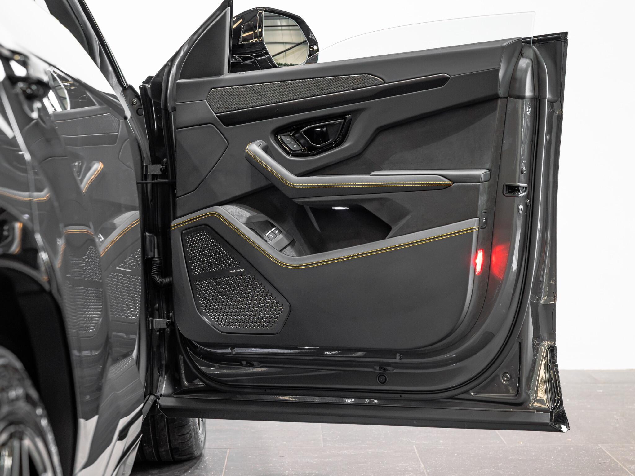 Lamborghini Urus view 27