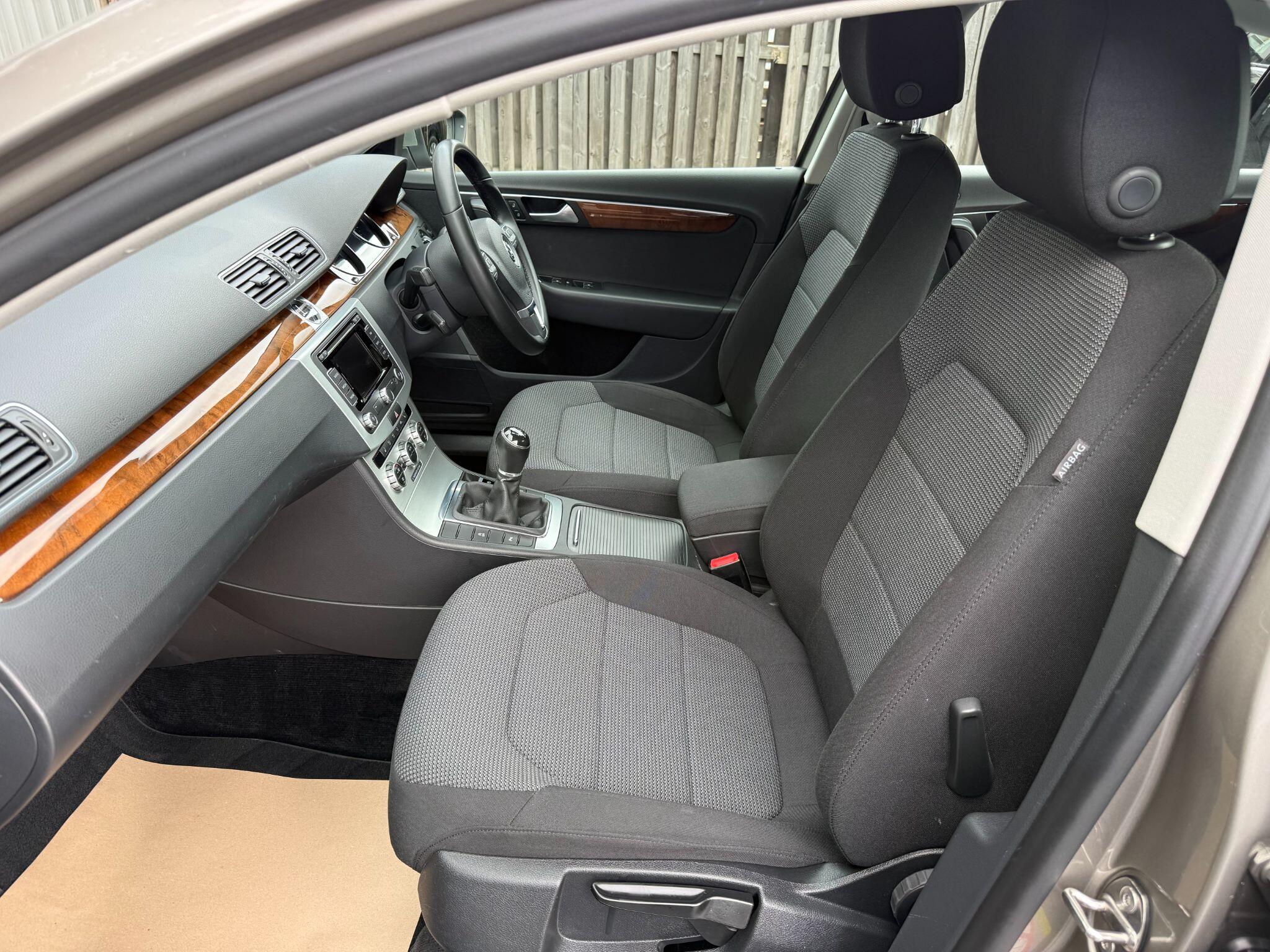 Volkswagen Passat view 19