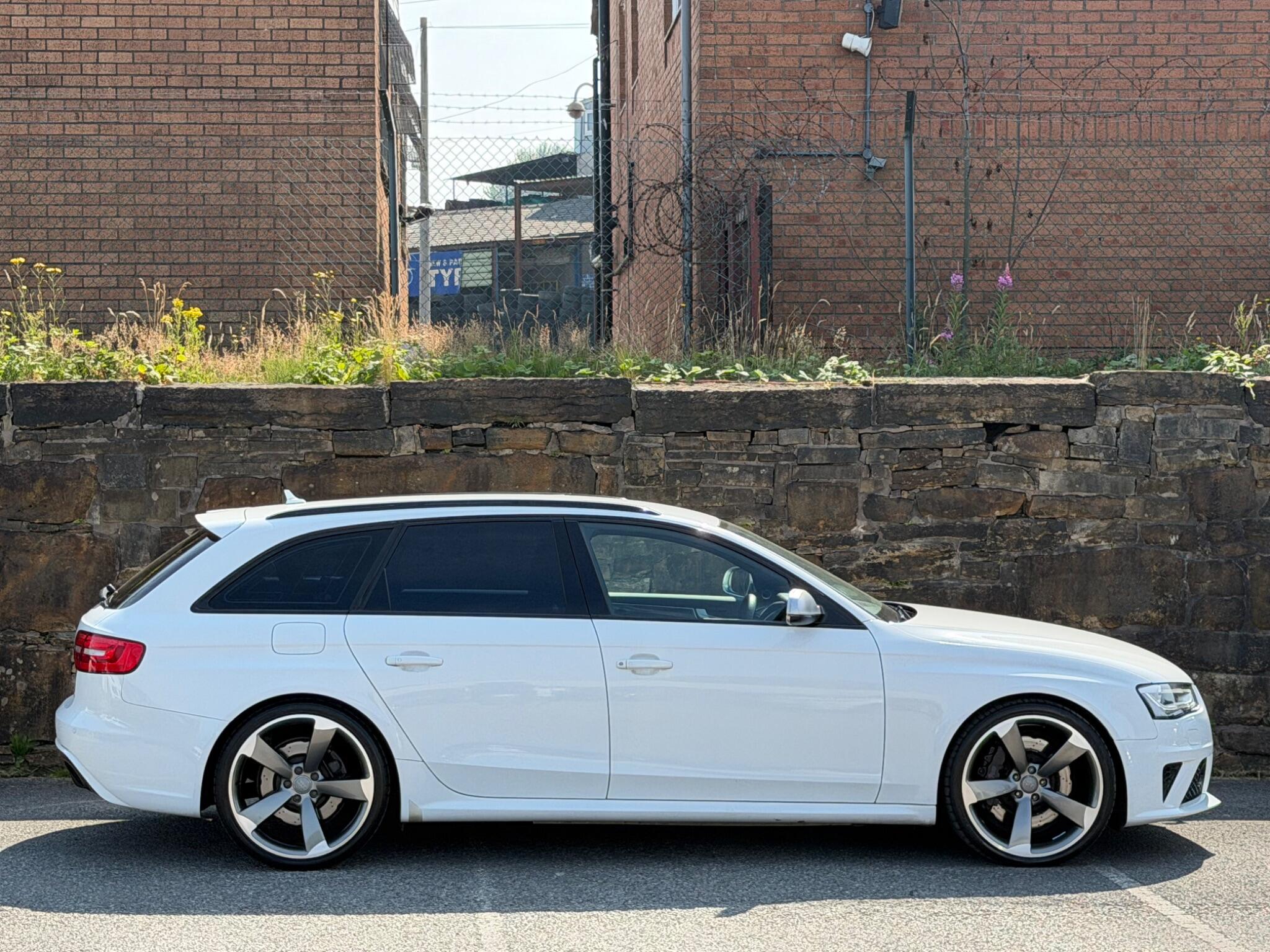 Audi RS4 view 8