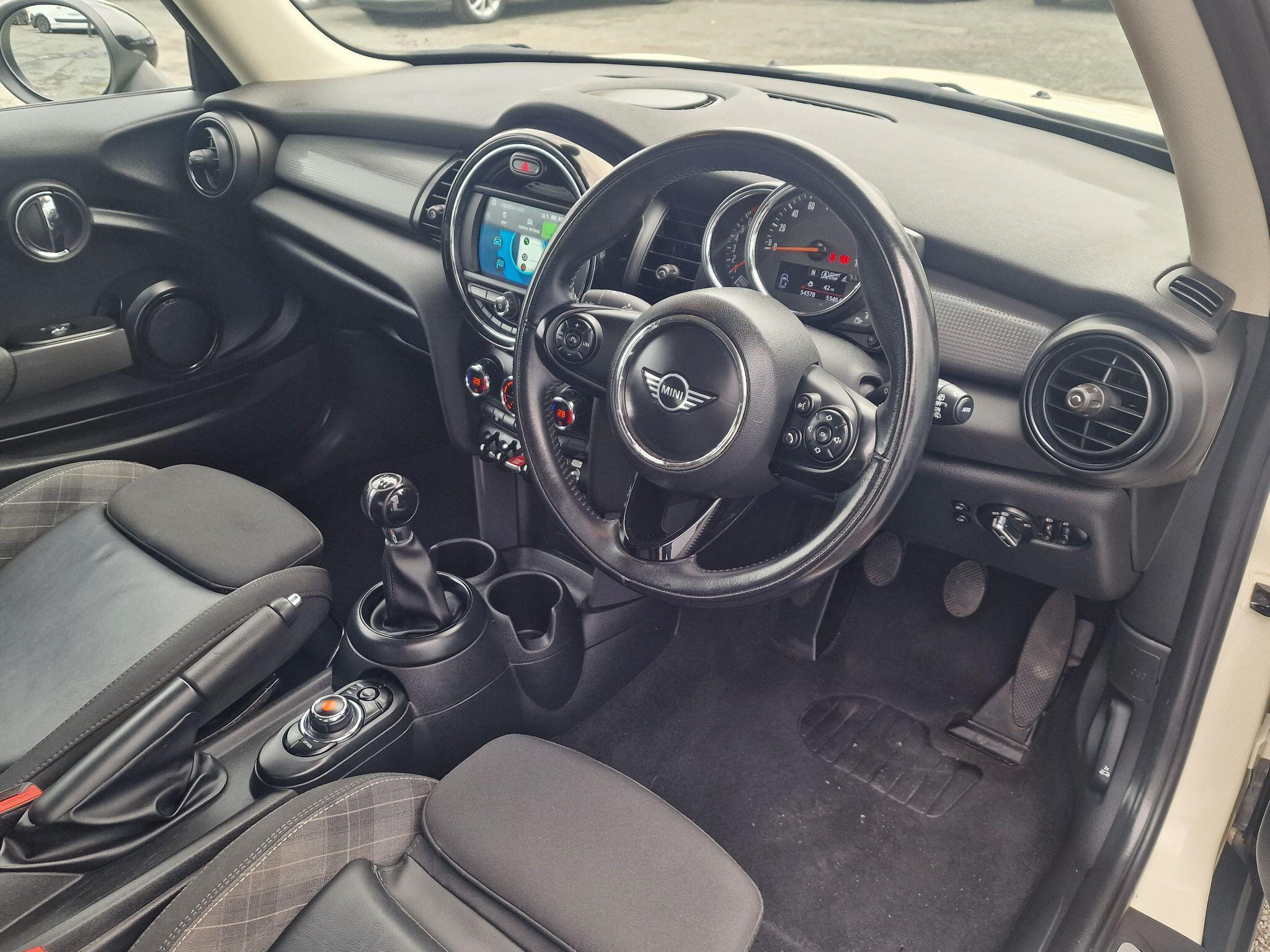 MINI Hatch view 25