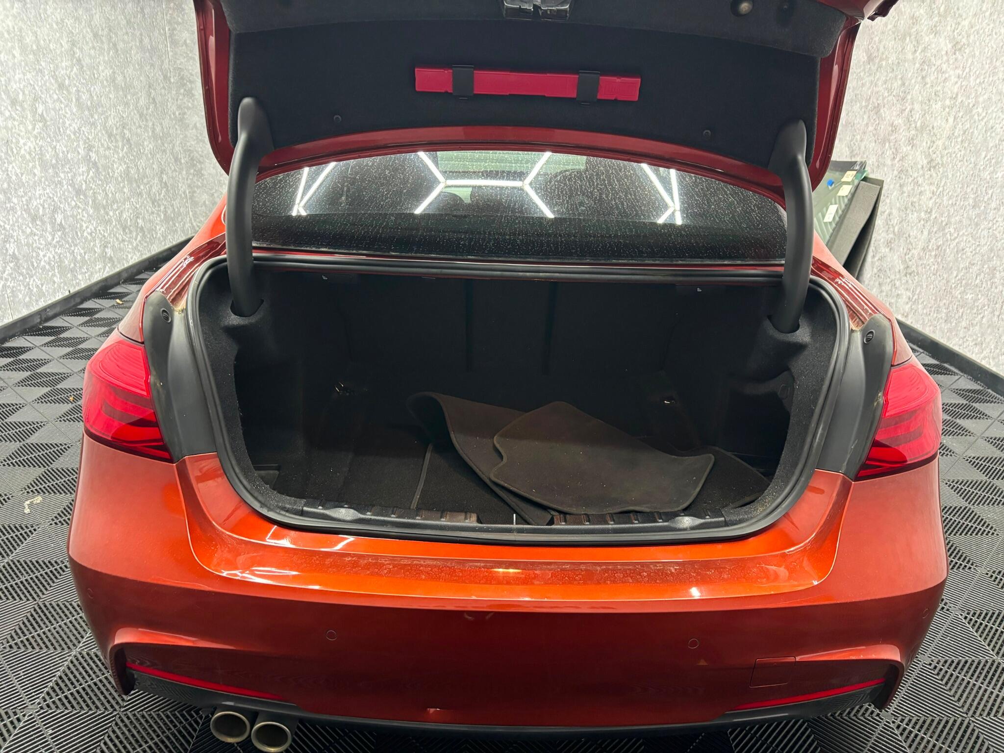 BMW 3 Series view 26