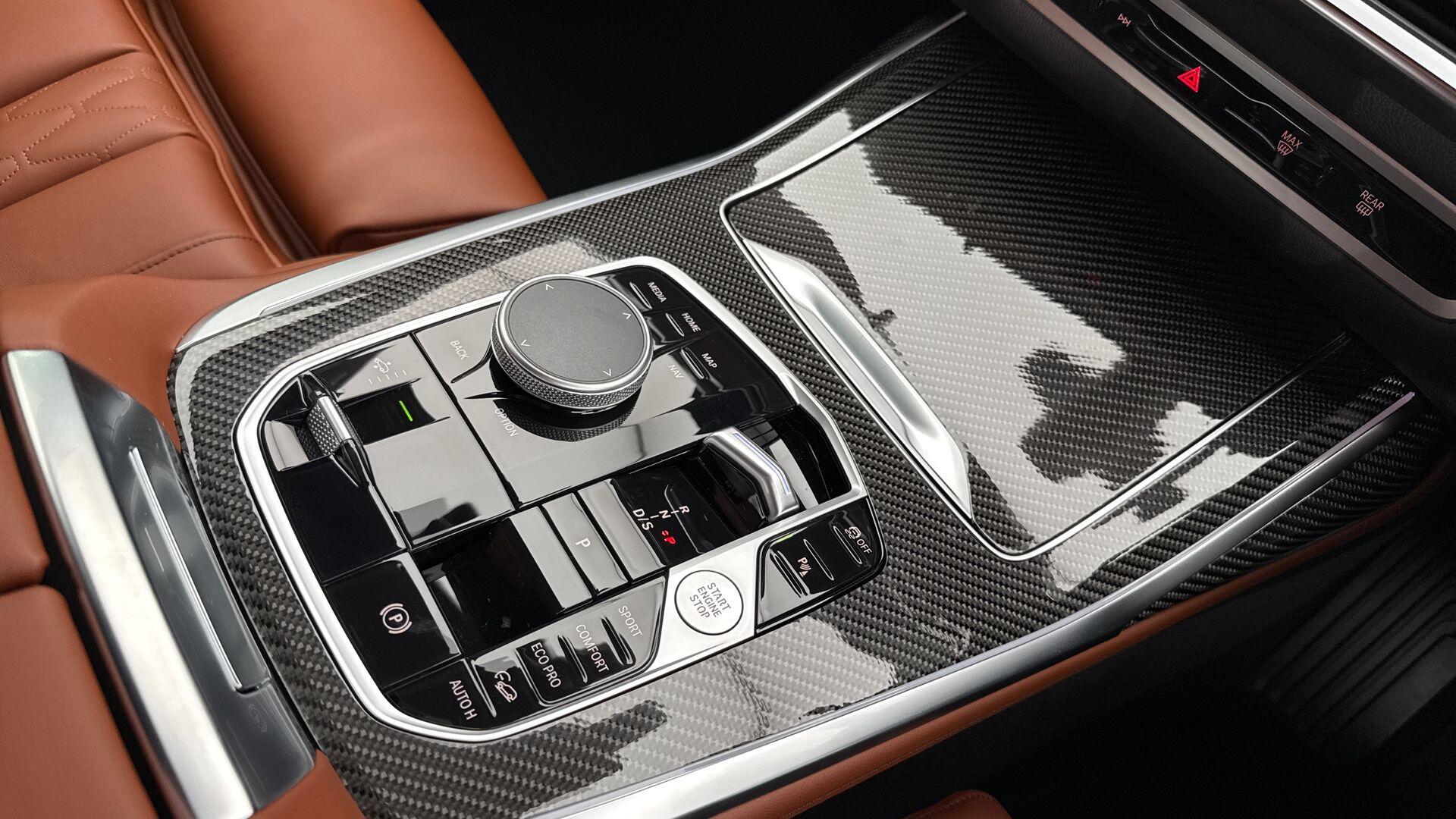 BMW X7 view 10