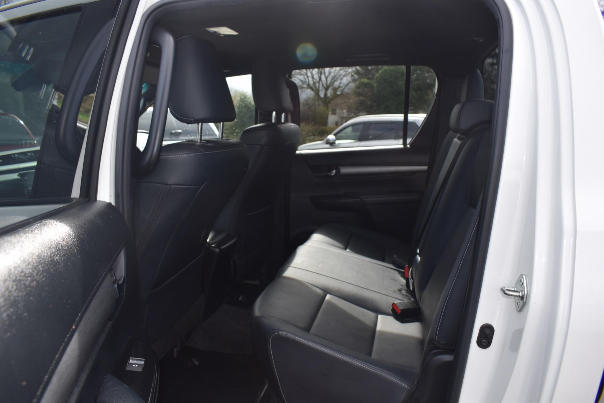 Hilux - 2.8 D-4D Invincible X 4WD Euro 6 (s/s) 4dr - Image 6