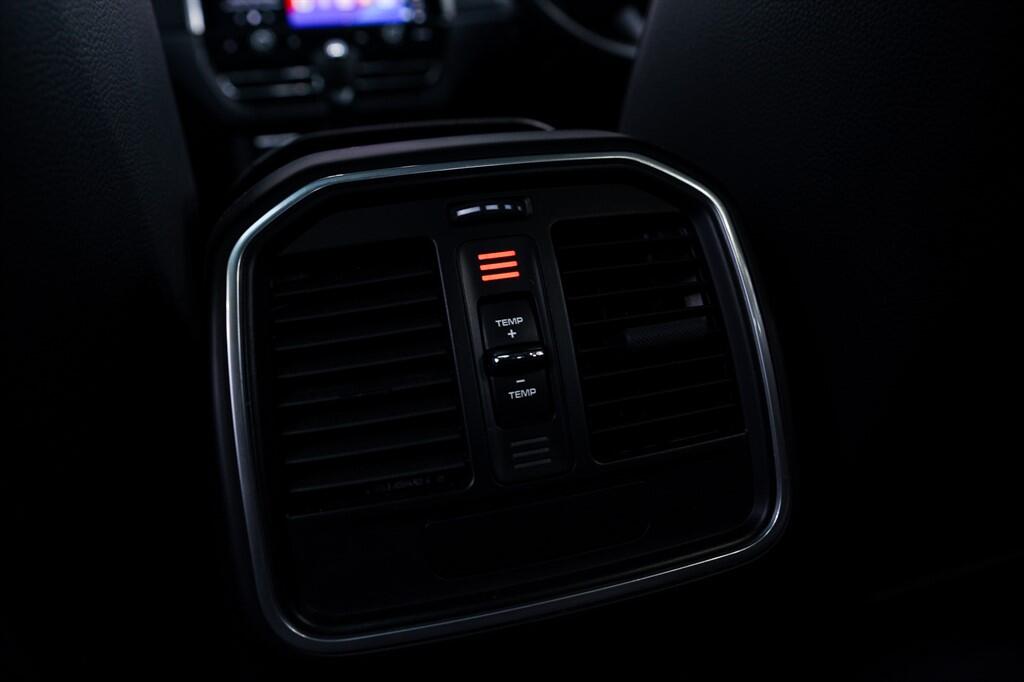 Porsche Macan view 15