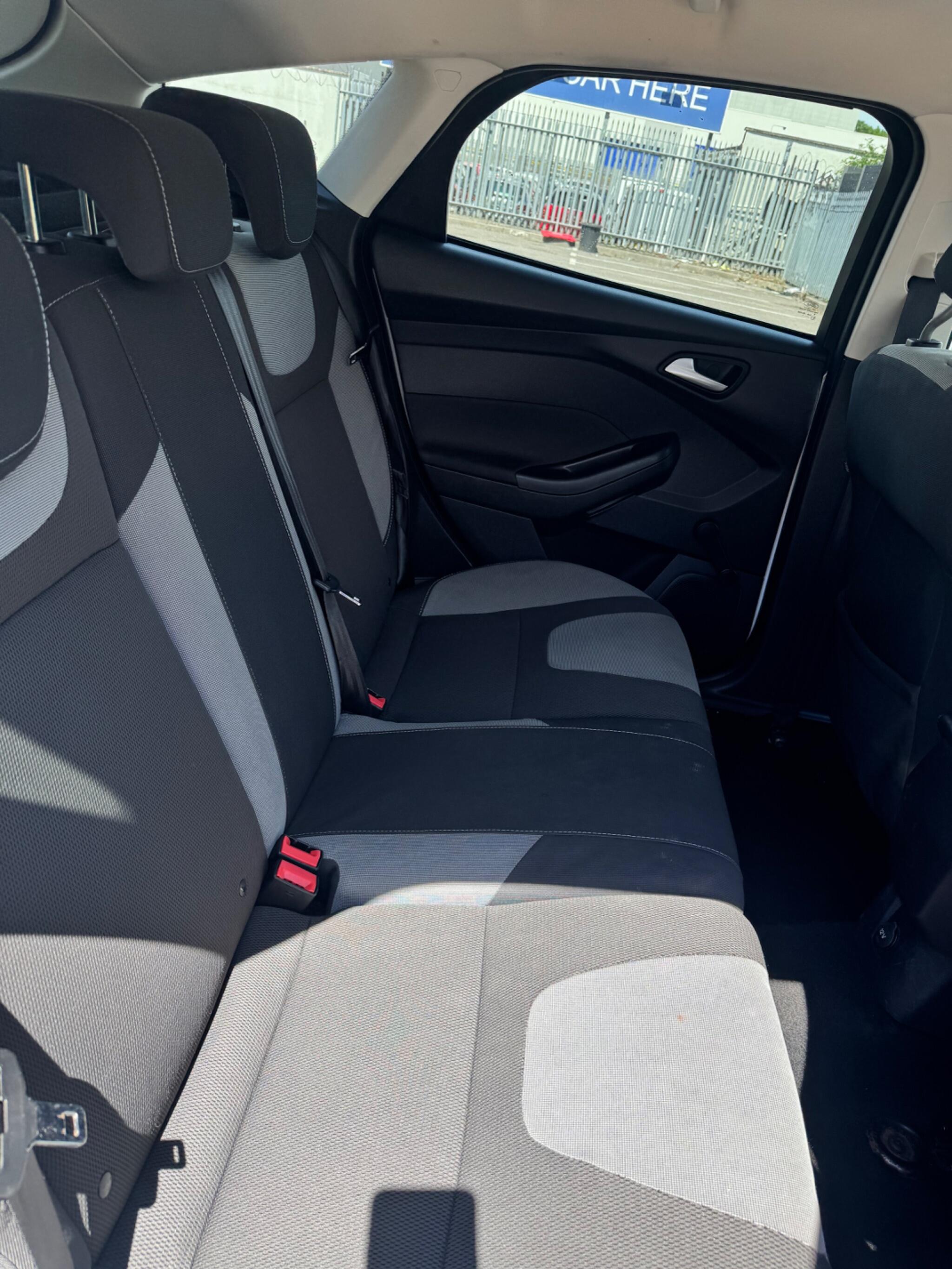 Ford Focus view 27