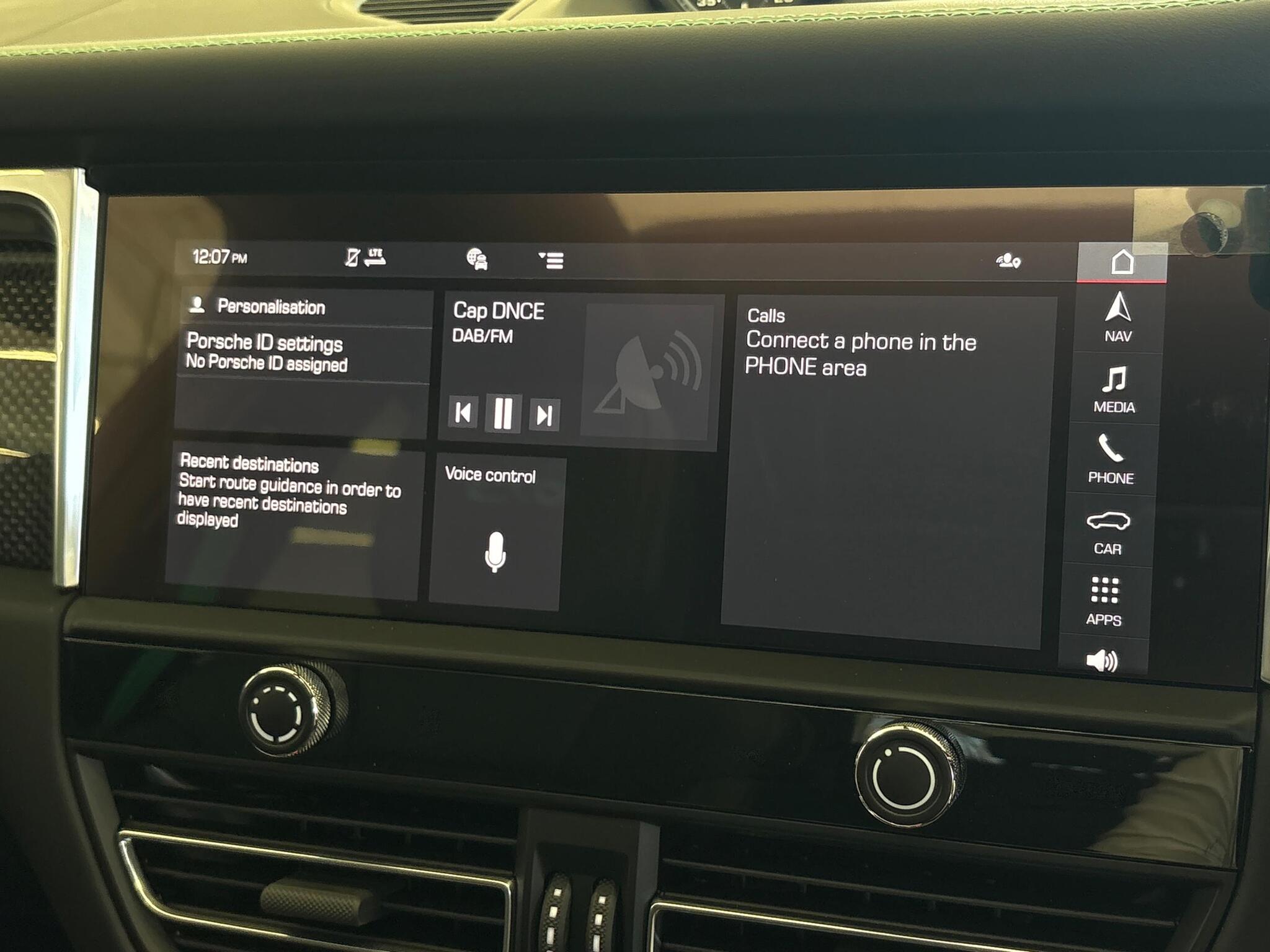 Porsche Macan view 31