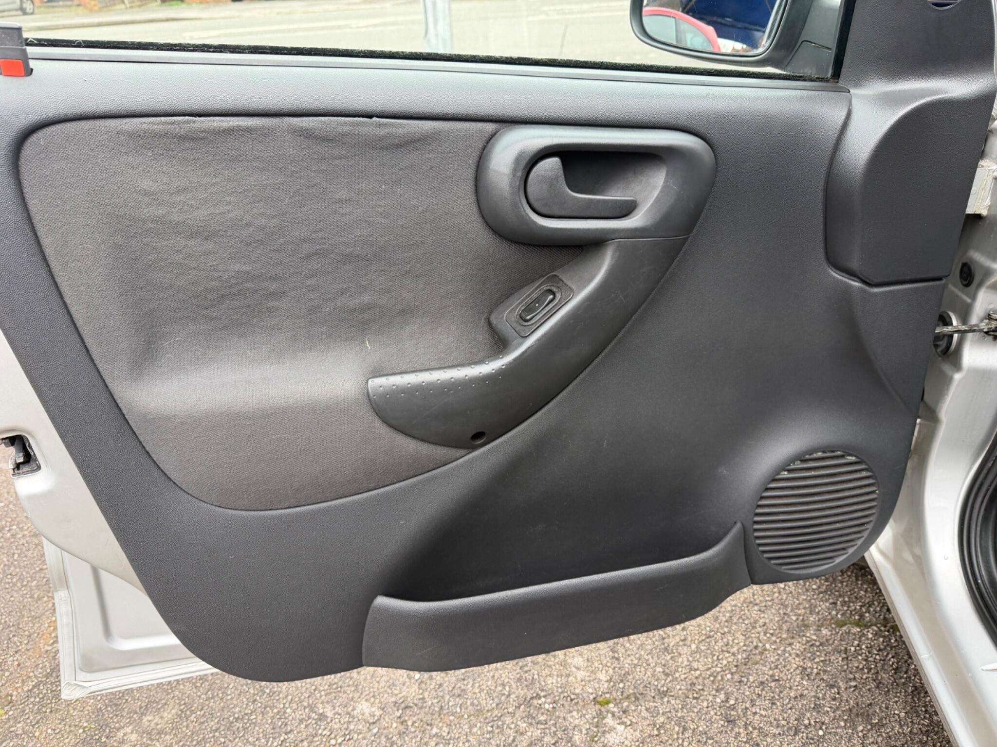 2002 Vauxhall Corsa image 32