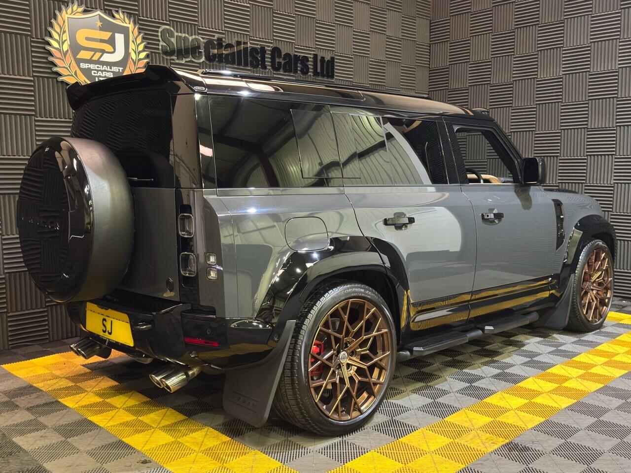 Land Rover Defender 110 view 5