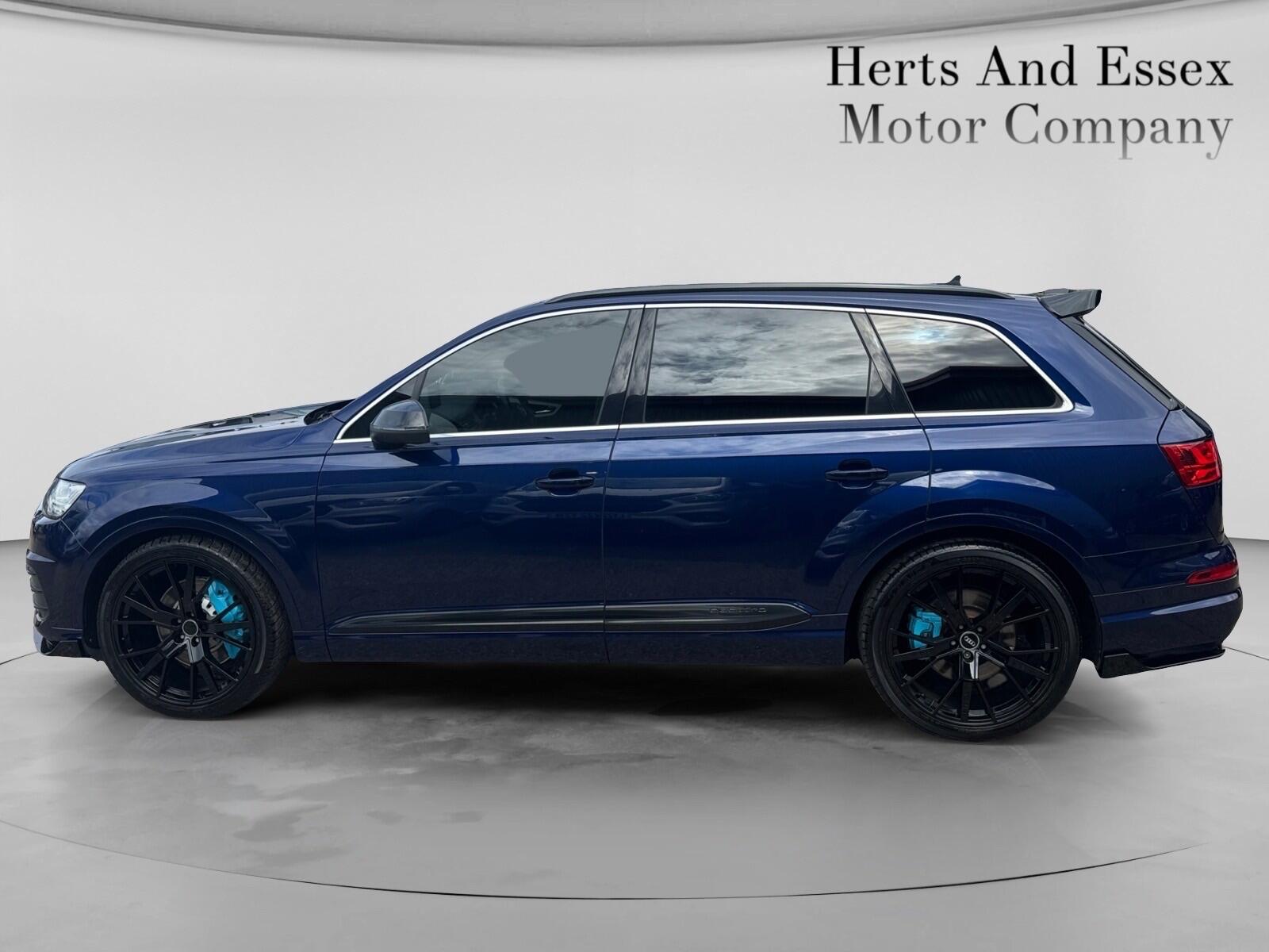 Audi Q7 view 5