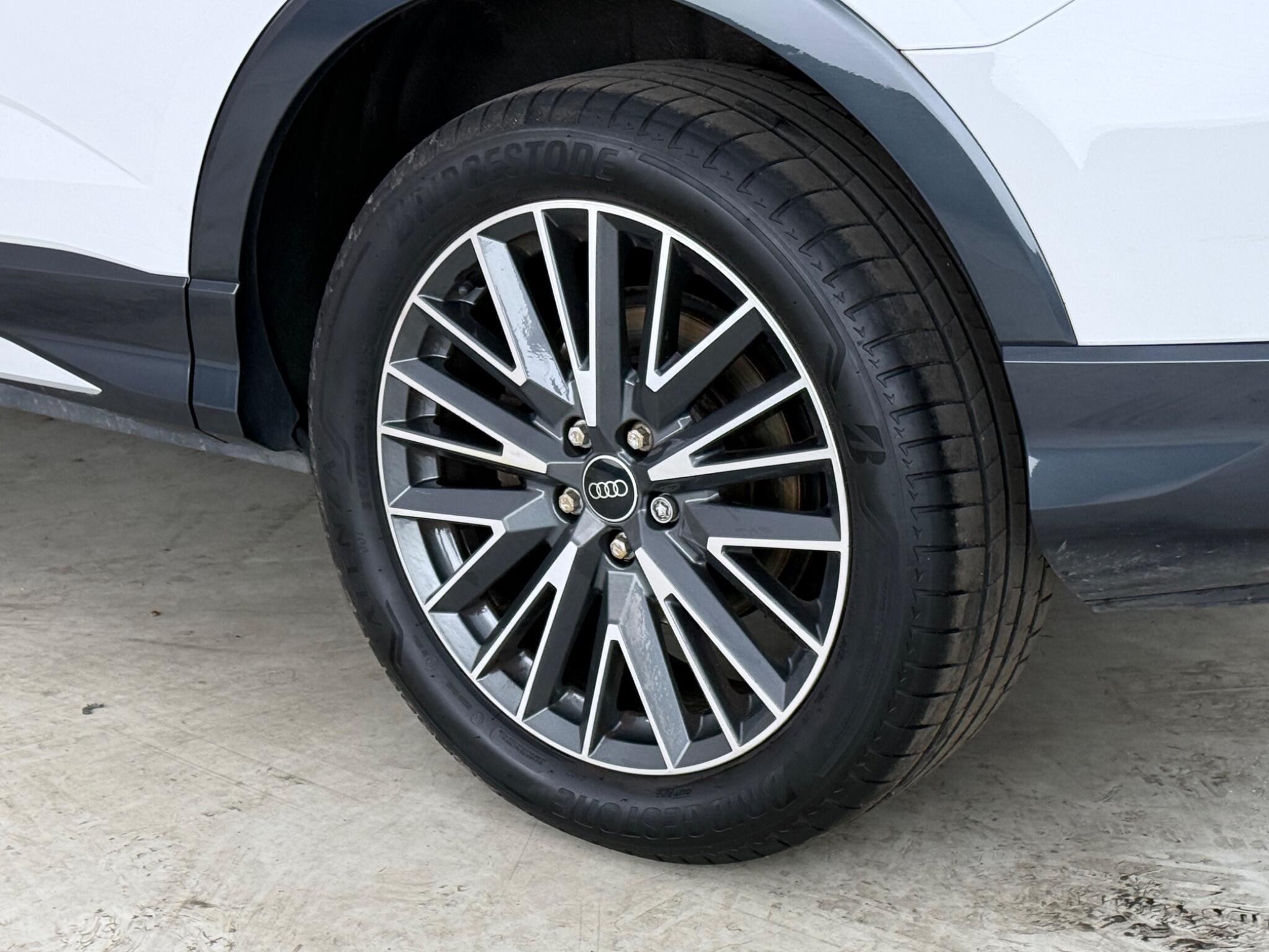 Audi Q3 view 9