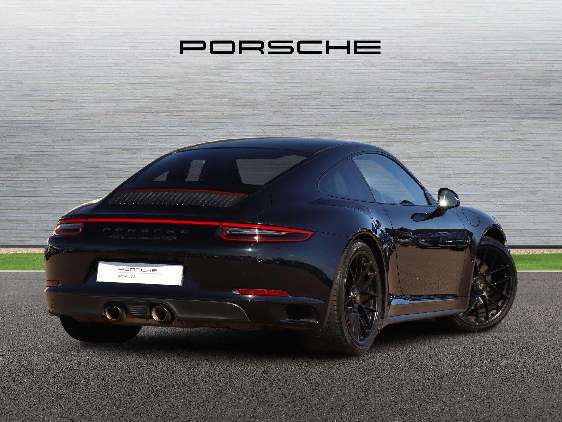 Porsche 911 view 8