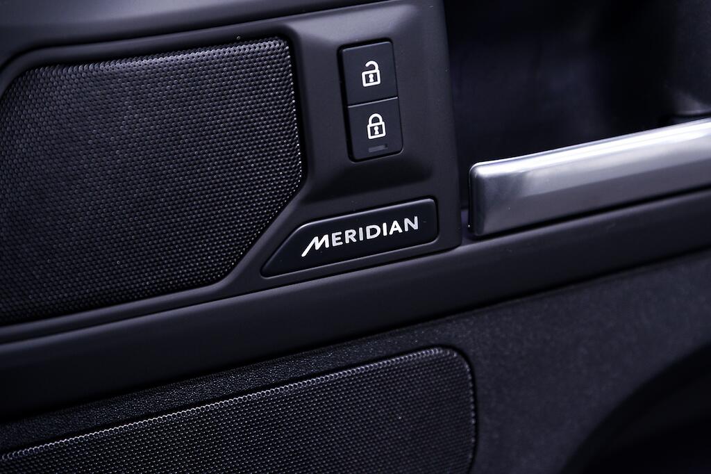 Land Rover Defender view 18
