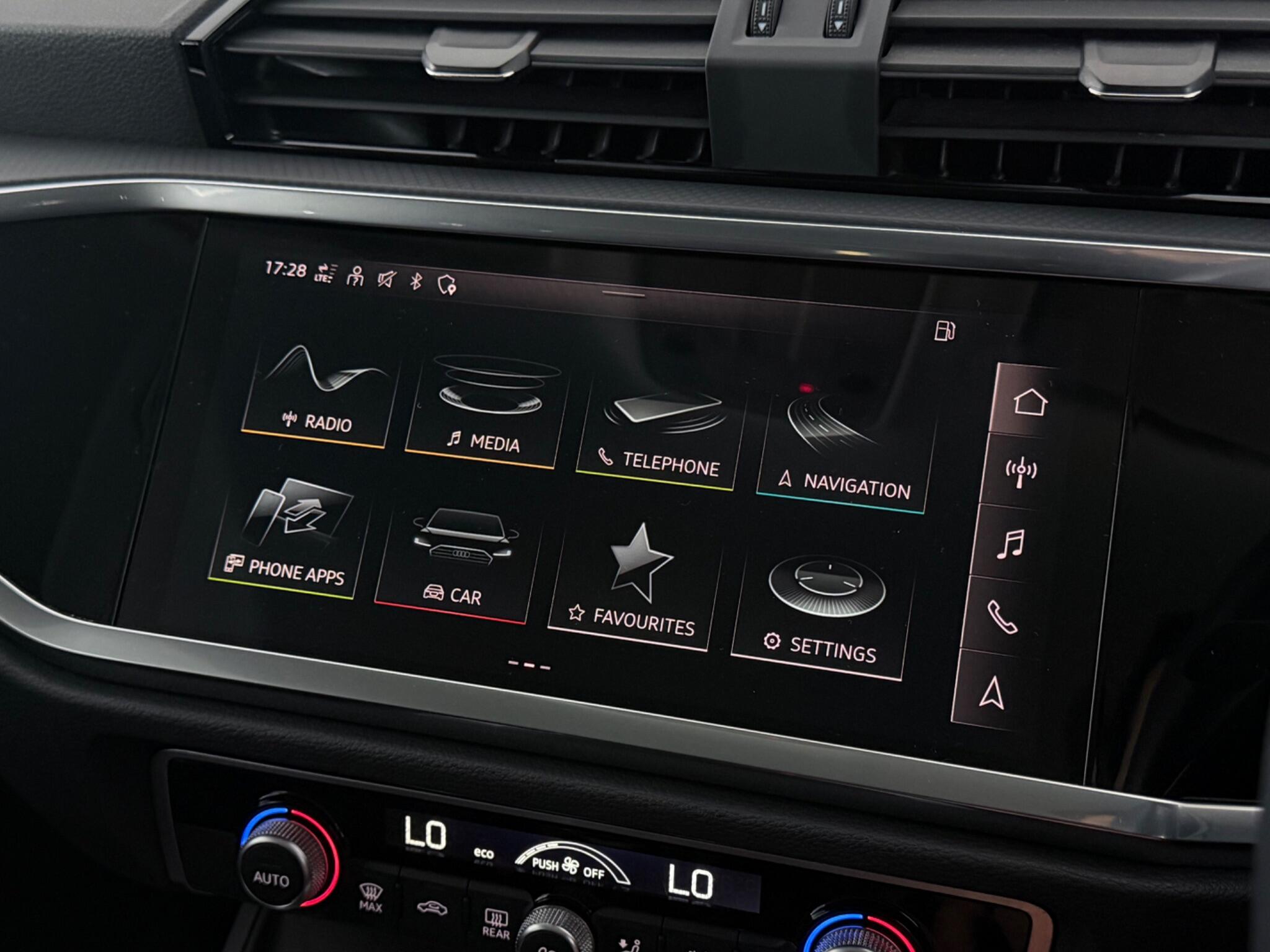 Audi Q3 view 23