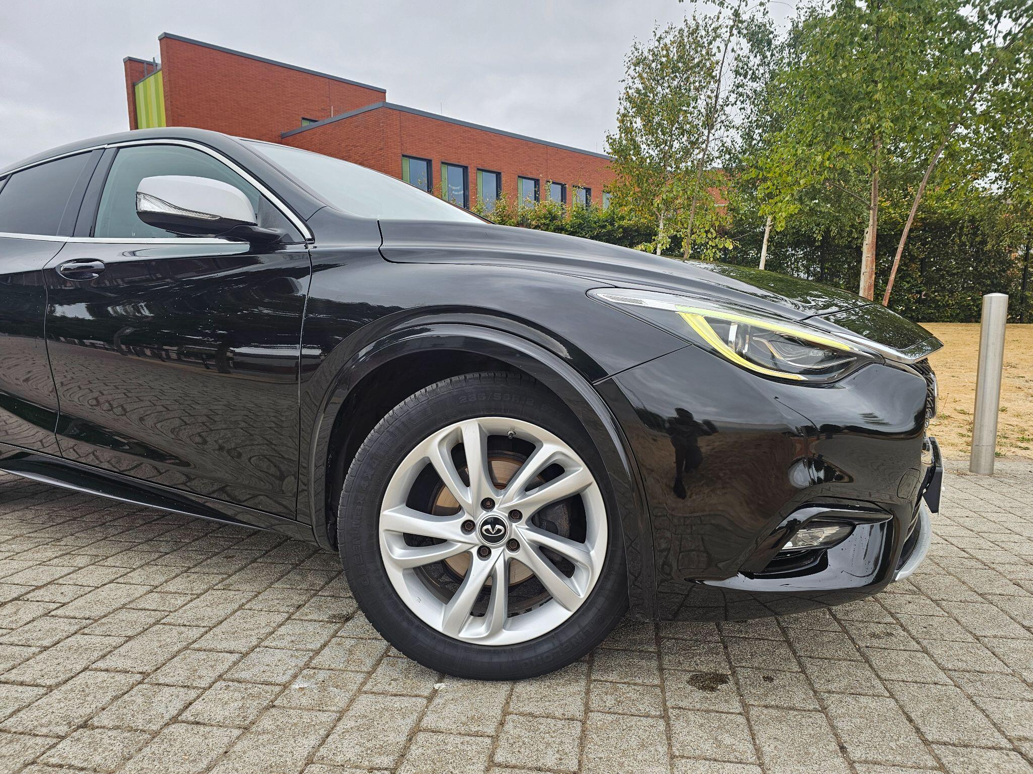 Infiniti Q30 view 3