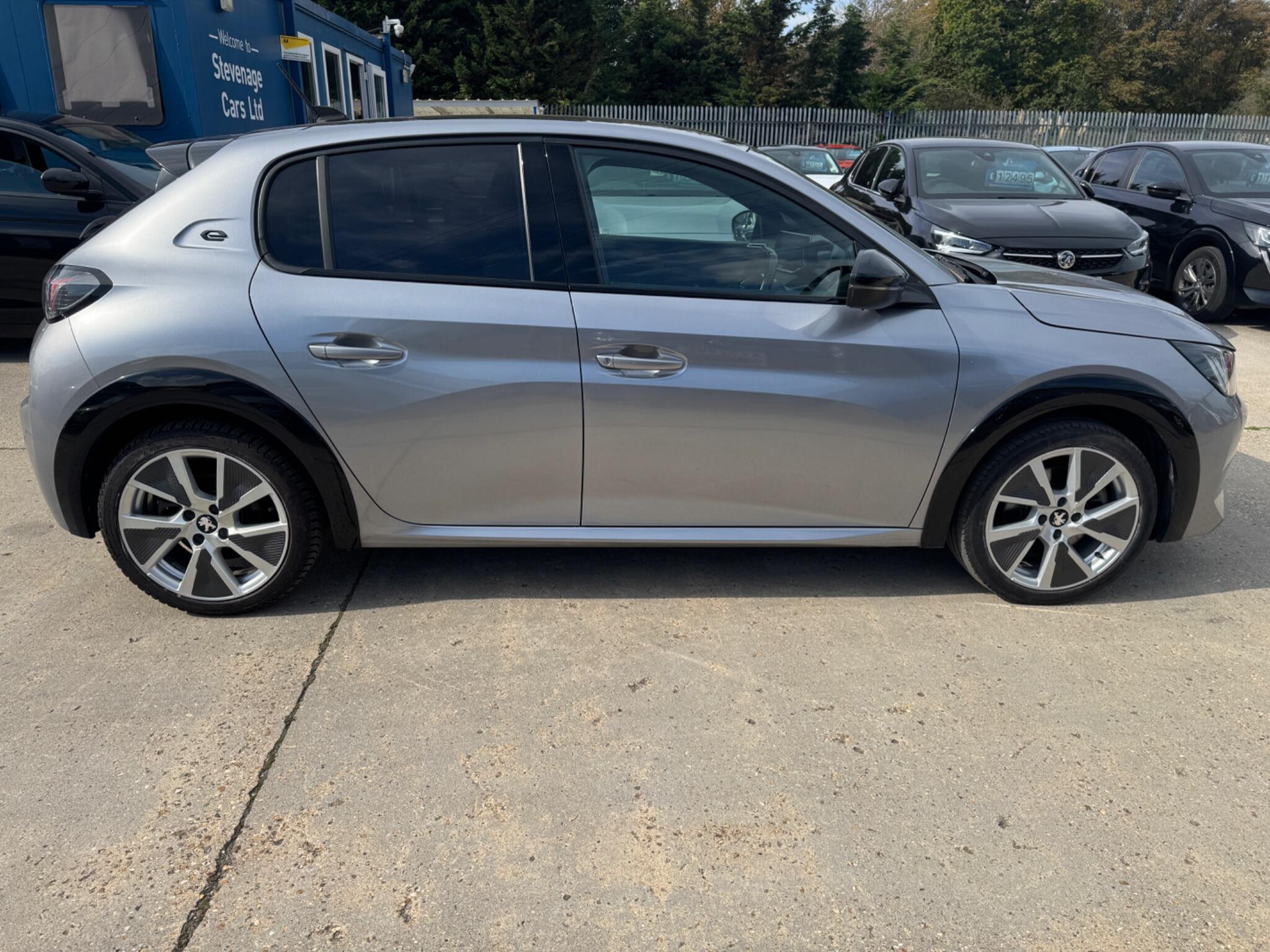 Peugeot E-208 view 11