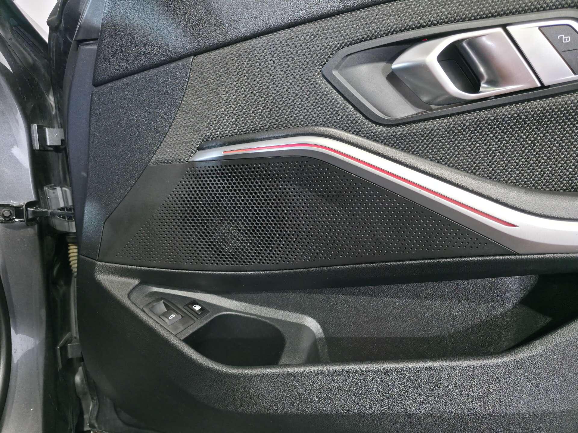 BMW 3 Series view 25