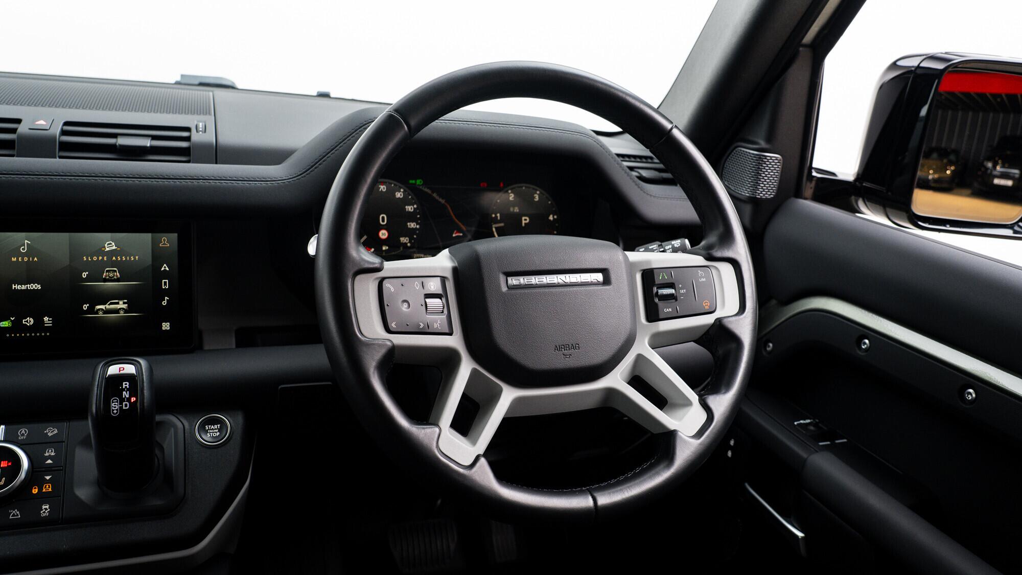 Land Rover Defender 90 view 16