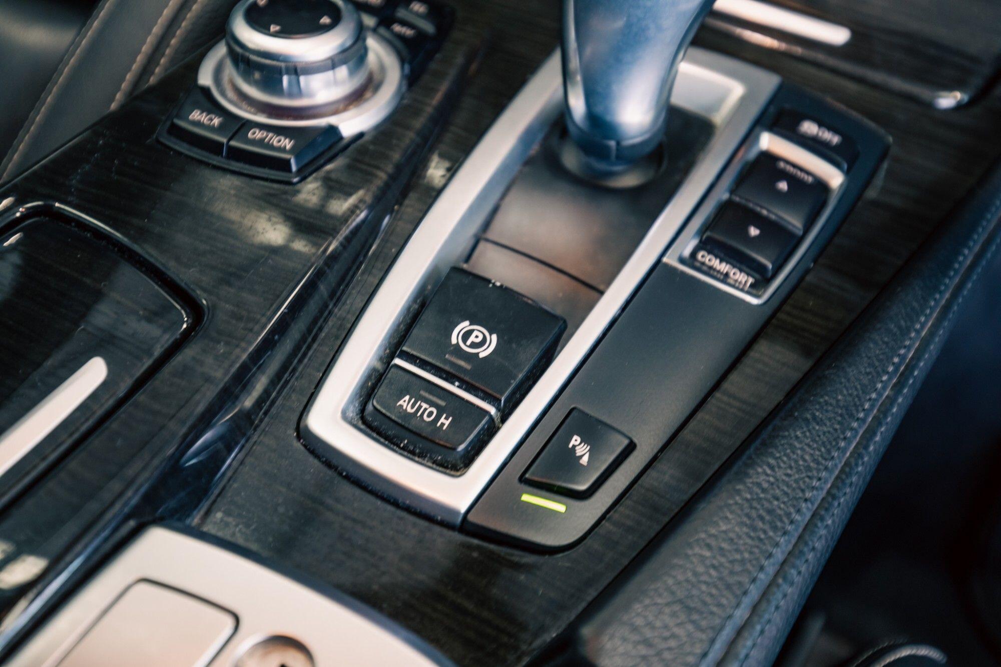 BMW 5 Series view 24
