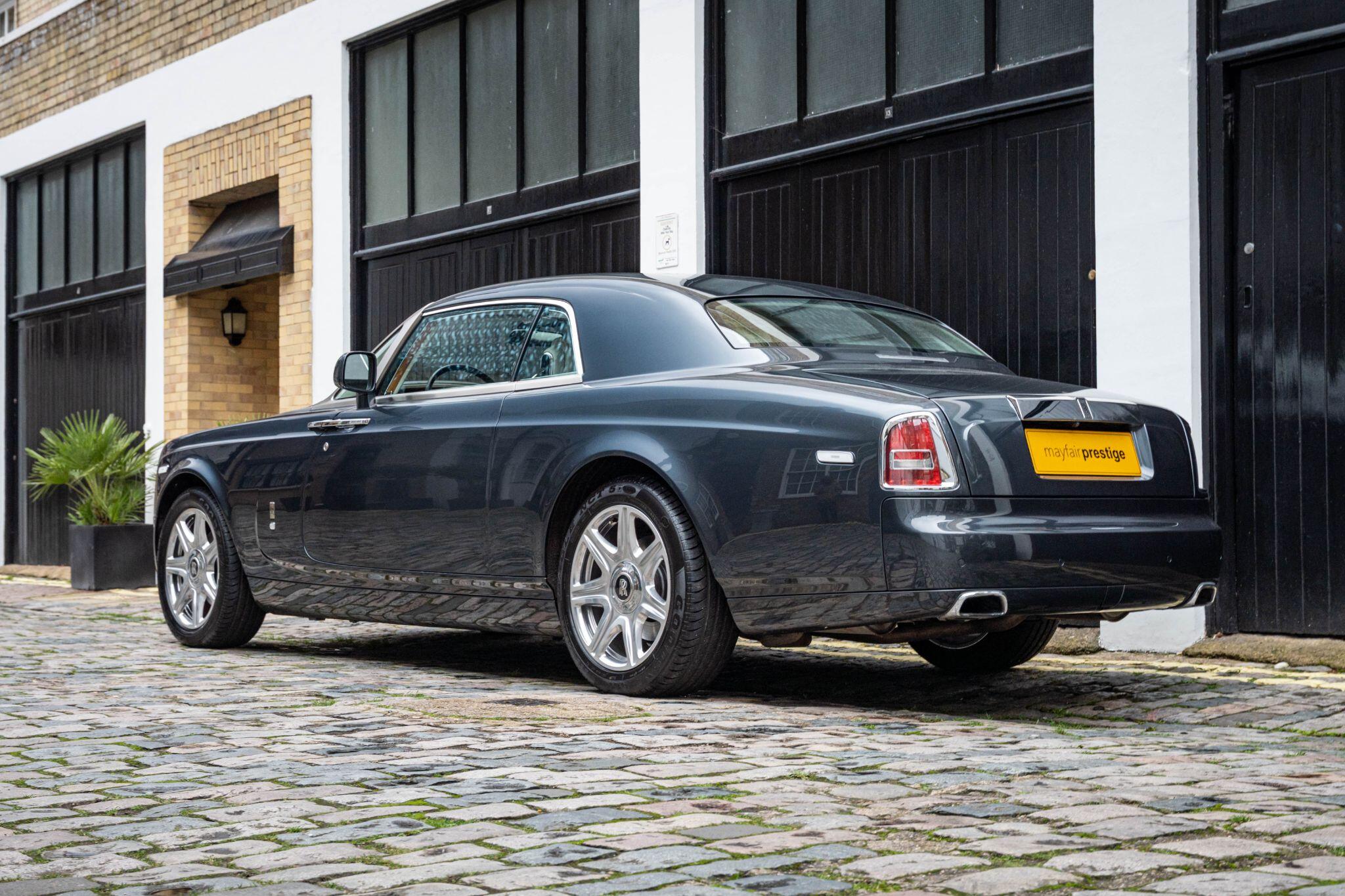 Rolls-Royce Phantom view 5